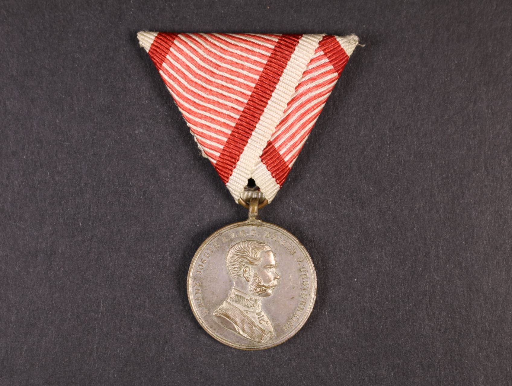 Medaile za statečnost II. třídy, náhradní kov, původní vojenská stuha, vydání 1914 - 1917