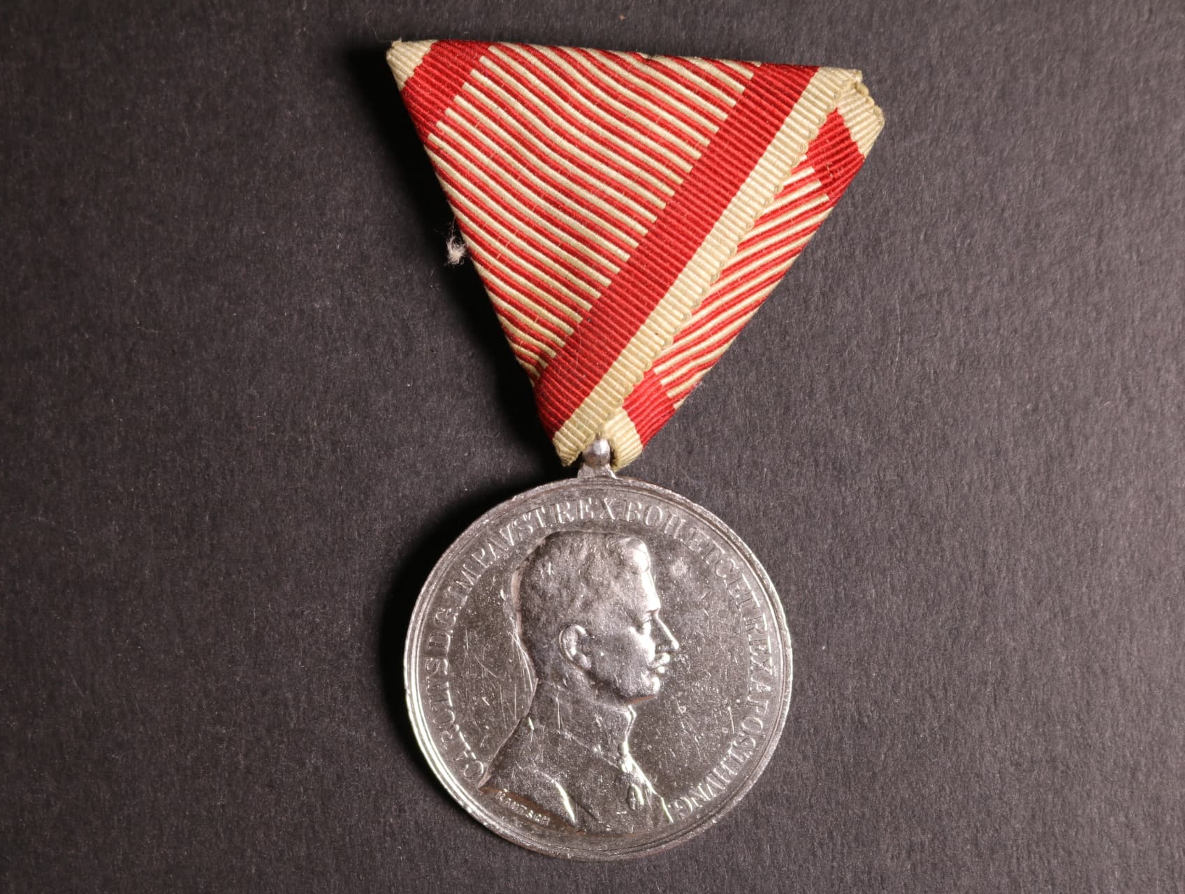 Medaile za statečnost I. třídy, náhradní kov, původní vojenská stuha, vydání 1917 - 1918