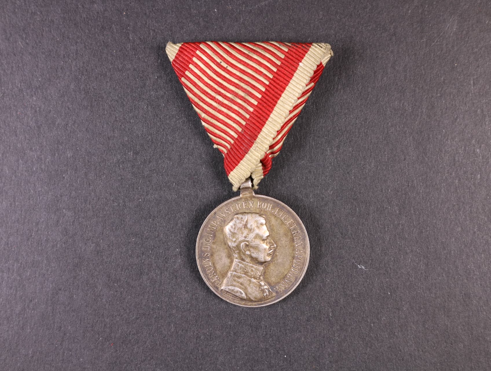 Medaile za statečnost II. třídy, Ag, původní vojenská stuha, vydání 1917 - 1918, na hraně značka A