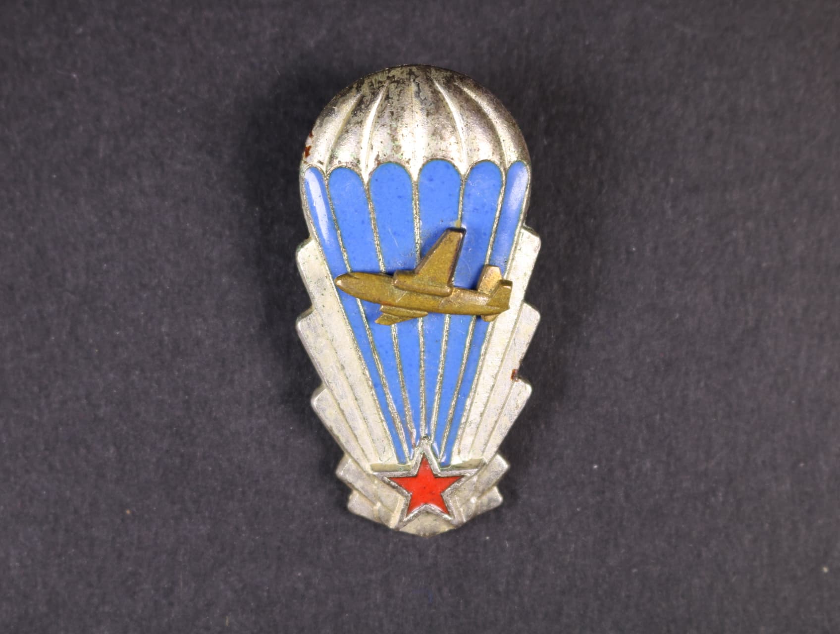 Odznak výsadkového vojska z obdobi 1965-1992 č.8609, první typ