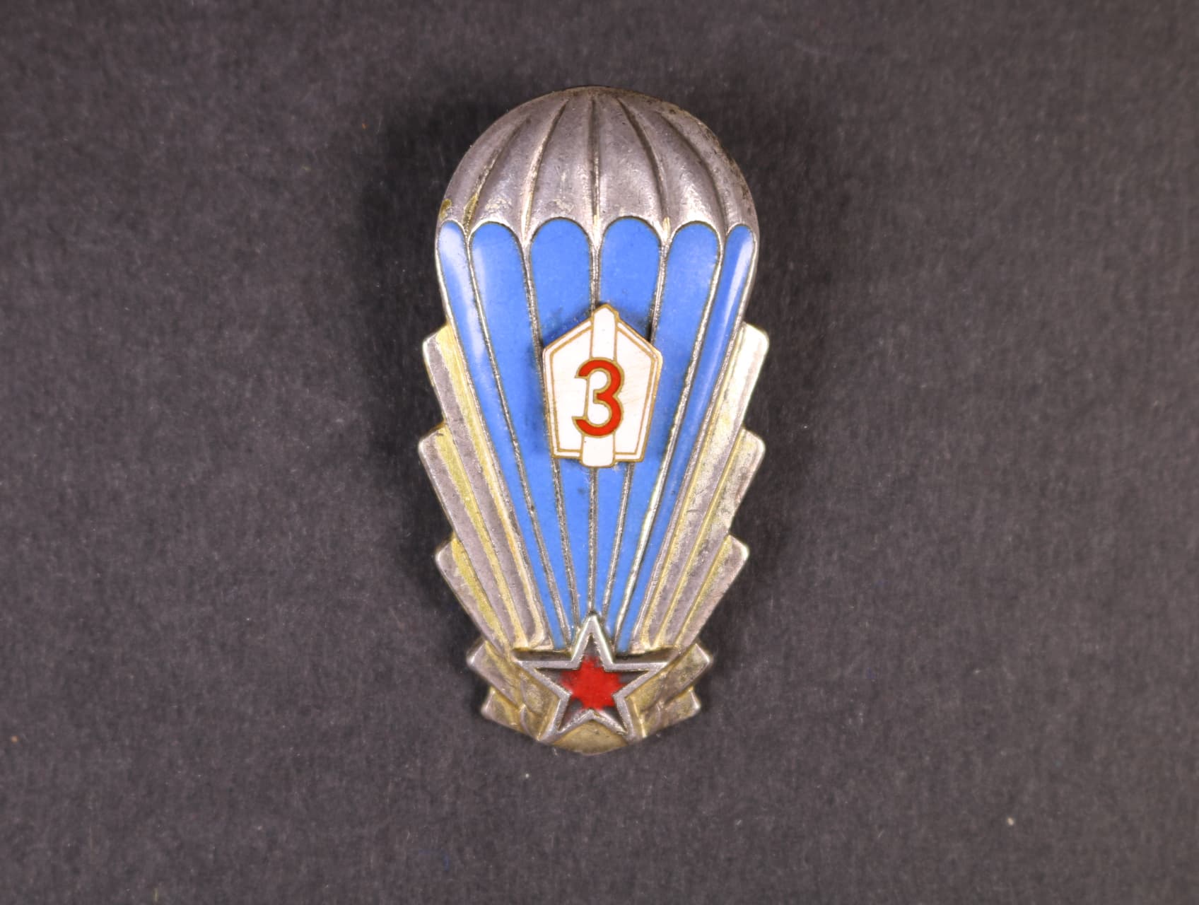 Odznak výsadkového vojska 3. třídy z obdobi 1965-1992 č.3357, první typ