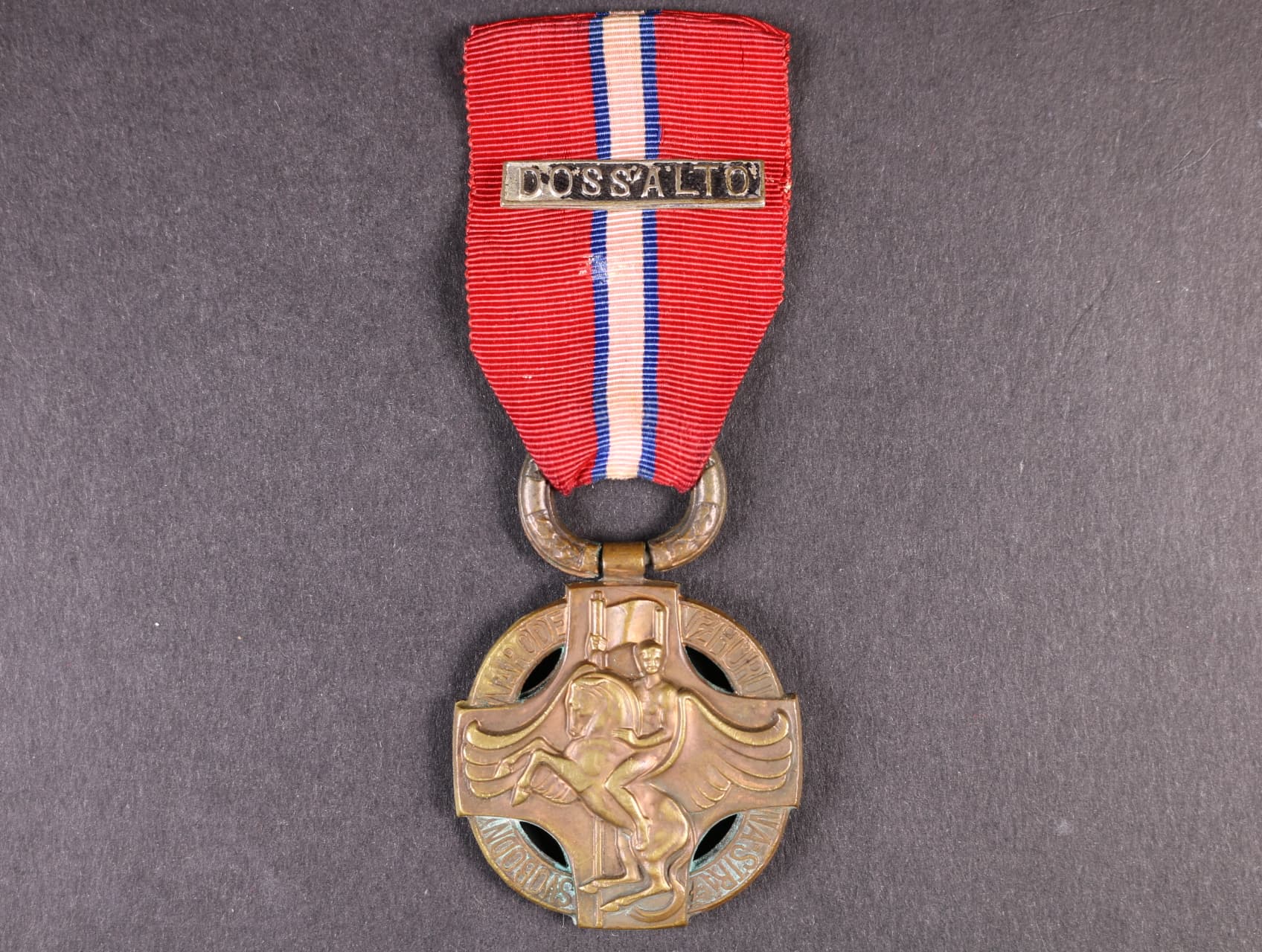 Československá revoluční medaile, dutá varianta bez podpisu medailera se štítkem DOSSALTO