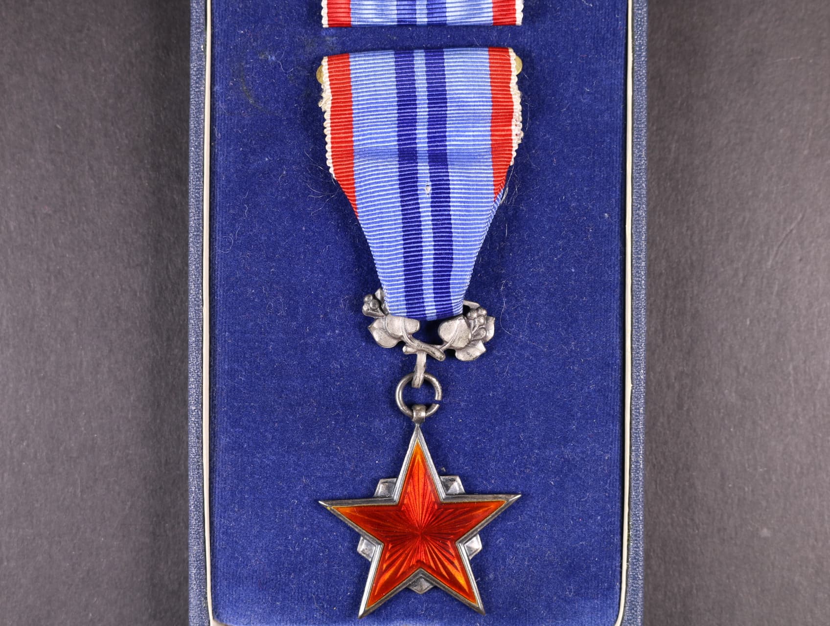 Řád rudé hvězdy práce ČSSR č.5605, punc Ag 900, značka výrobce ZUKOV, originální etue