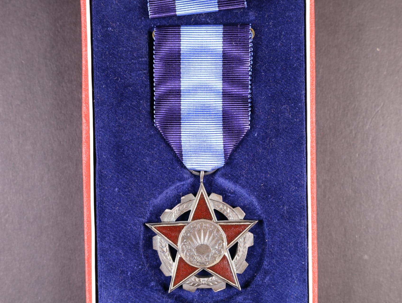 Řád práce II. vydání po roce 1960 ČSSR č. 6046, punc Ag 925, značka výrobce Mincovna Kremnica + etue