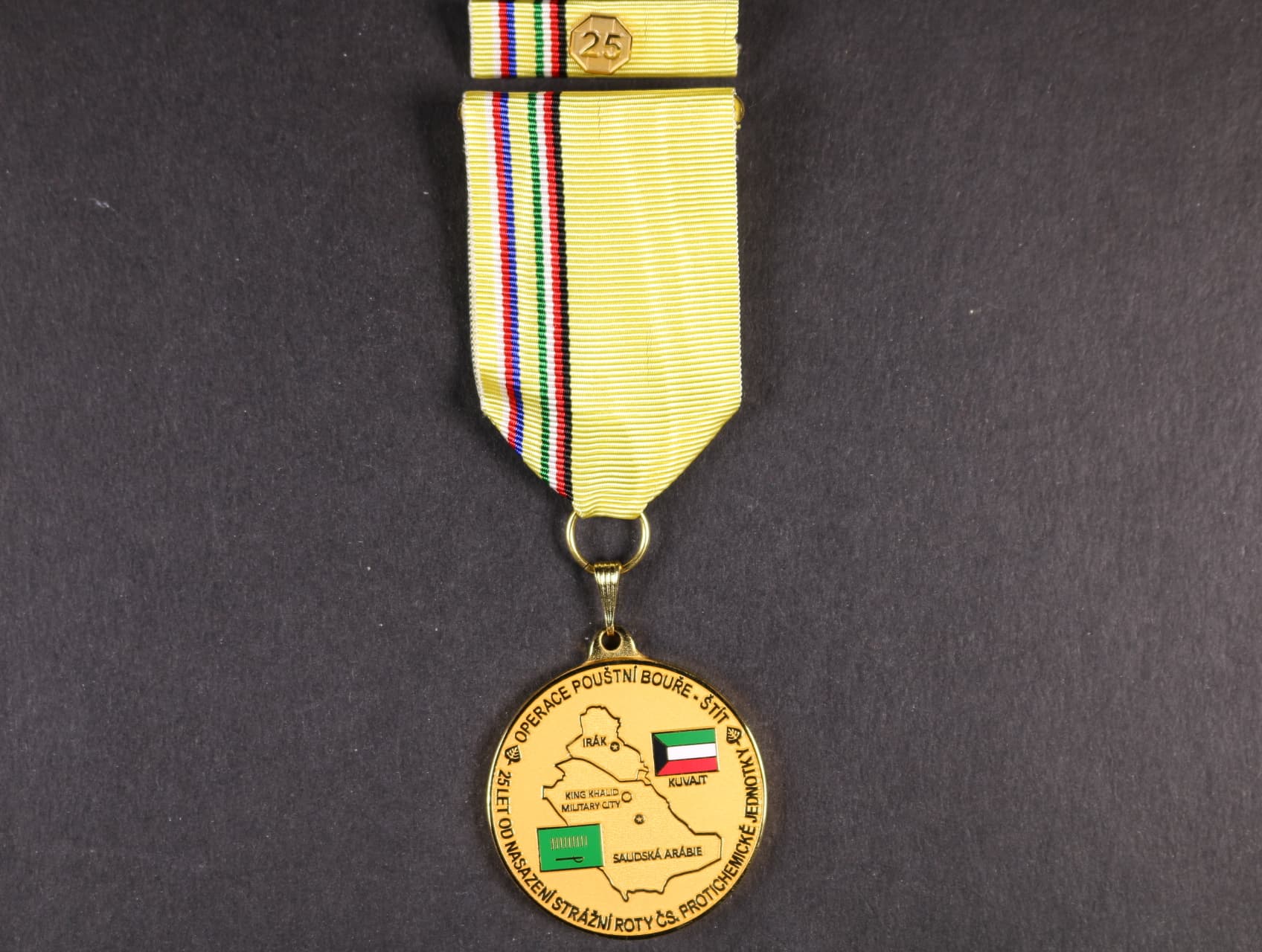 Pamětní odznak, dekorace k připomenutí si 25. let od nasazení strážní roty čs. protichemické jednotky v operaci POUŠTNÍ BOUŘE