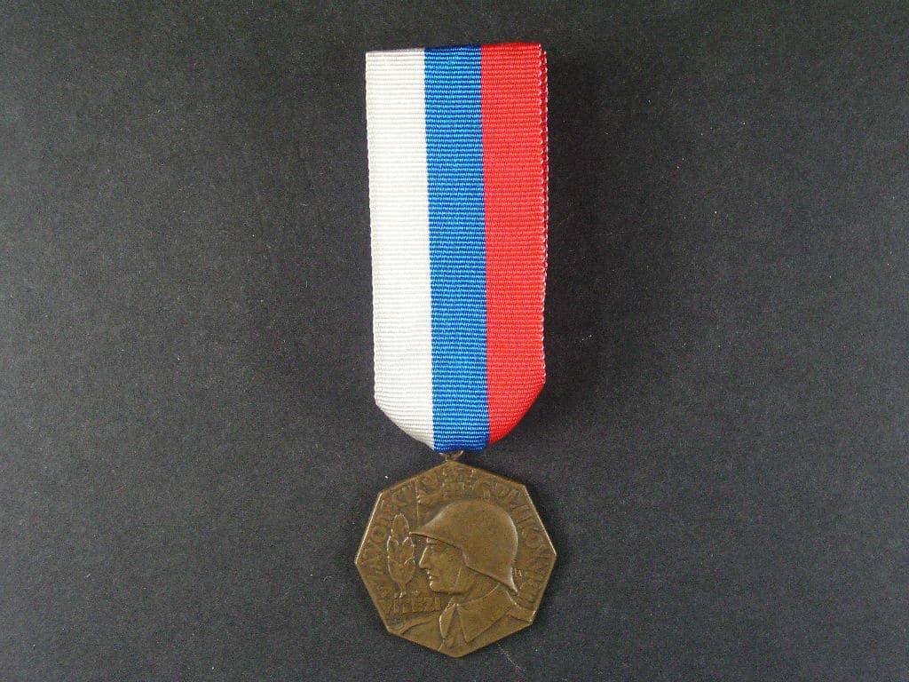 Vojenská medaile pro vítěze plukovních závodů, na reversu vyrytý nápis STŘELBA Z PUŠKY III. CENA PĚŠÍ PLUK 43, 7.7. 1933