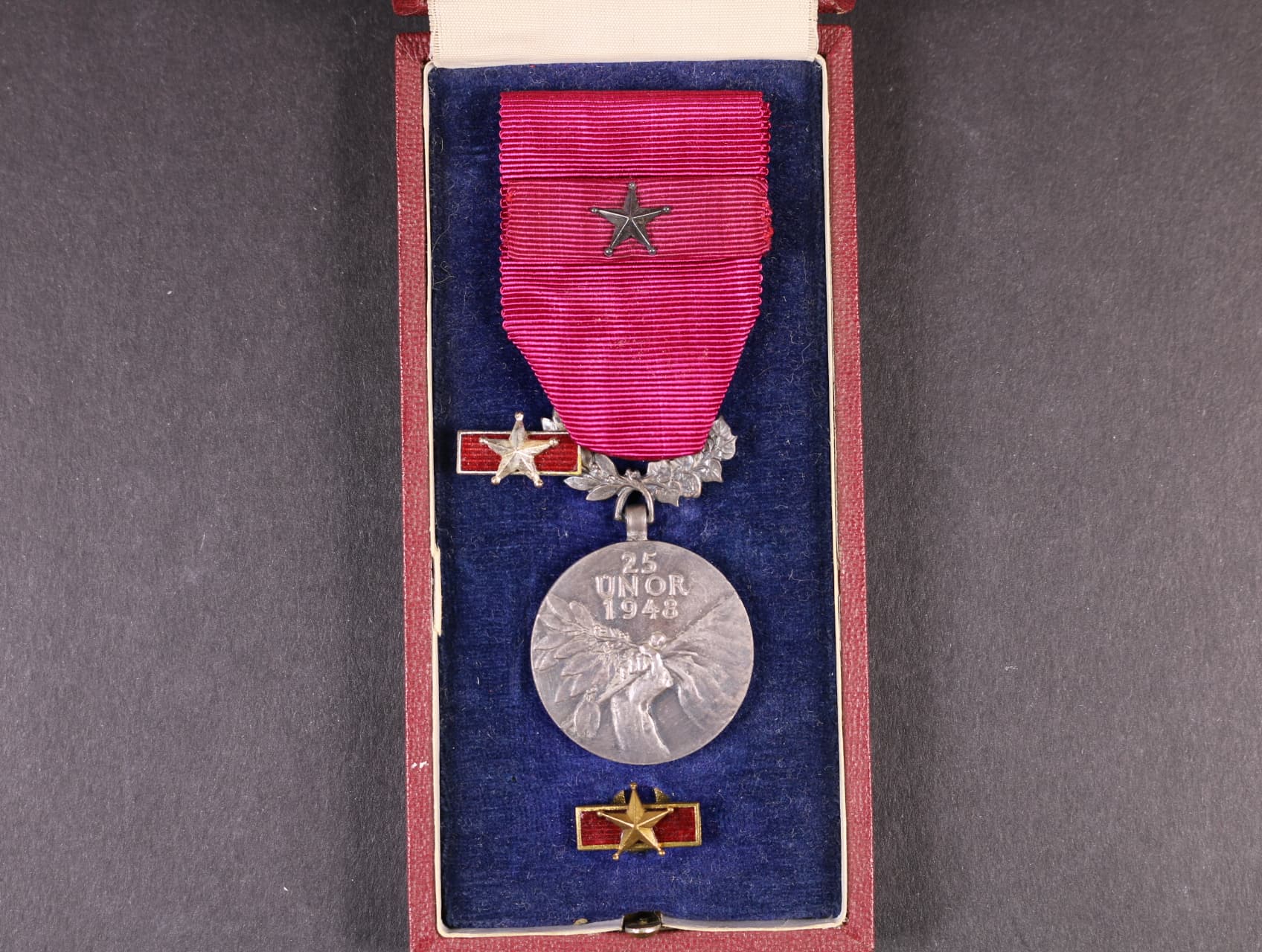 Řád 25. února – II. Třída, výrobce Karnet Kyselý, punc Ag 900 + orig. etue