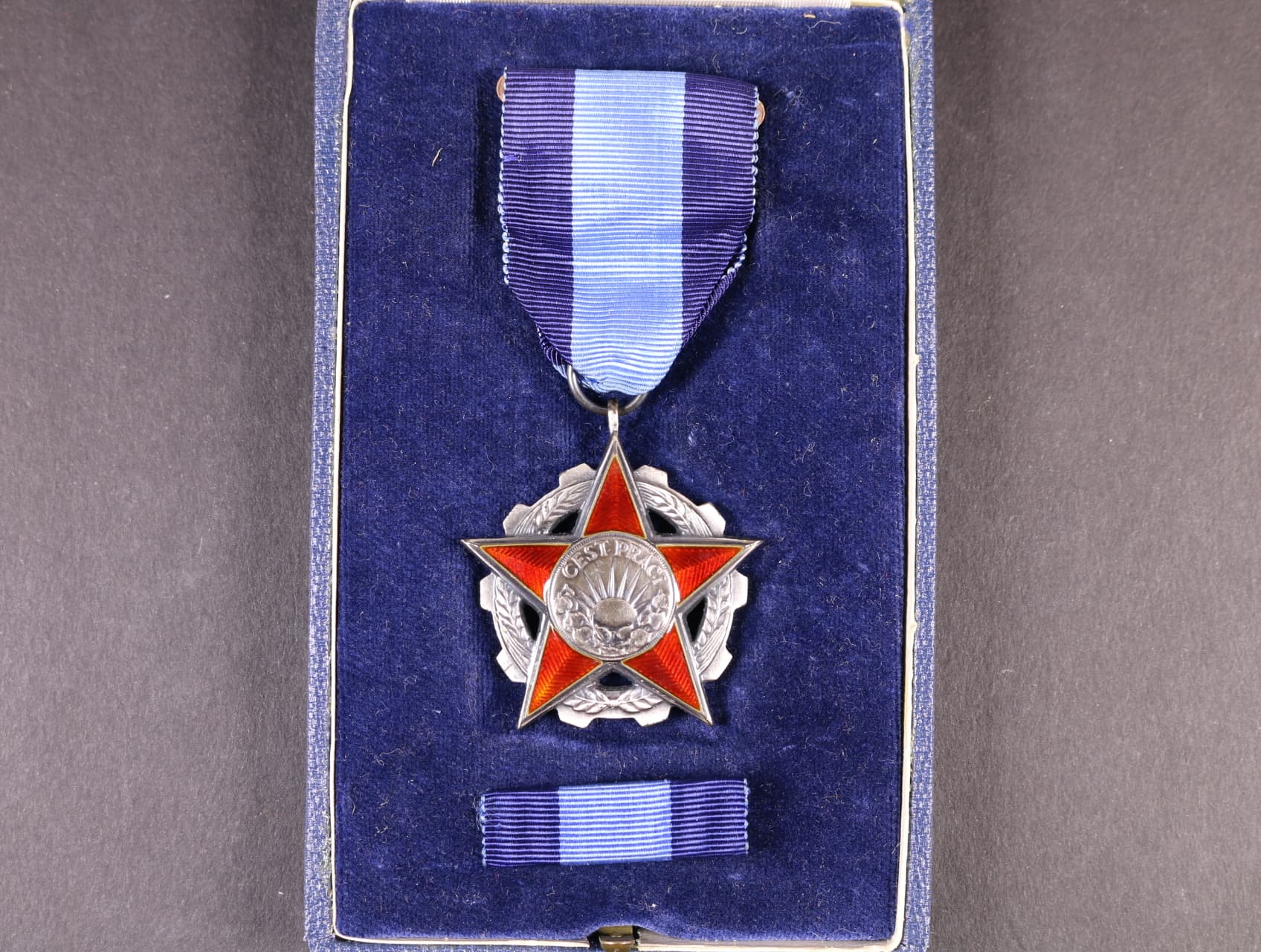 Řád práce II. vydání po roce 1960 ČSSR č. 5005 + etue a dekret