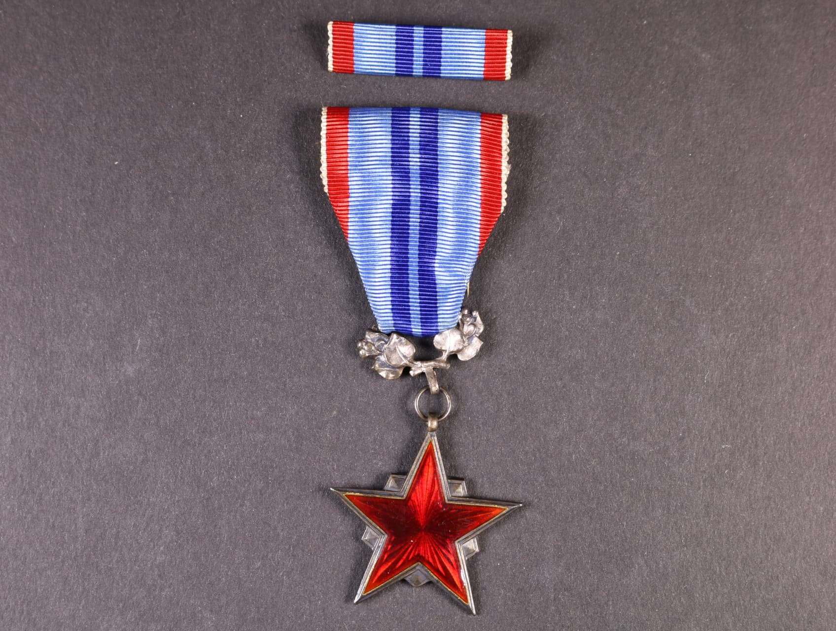 Řád rudé hvězdy práce ČSR č.2417, punc Ag 900/1000, značka výrobce Zukov Praha