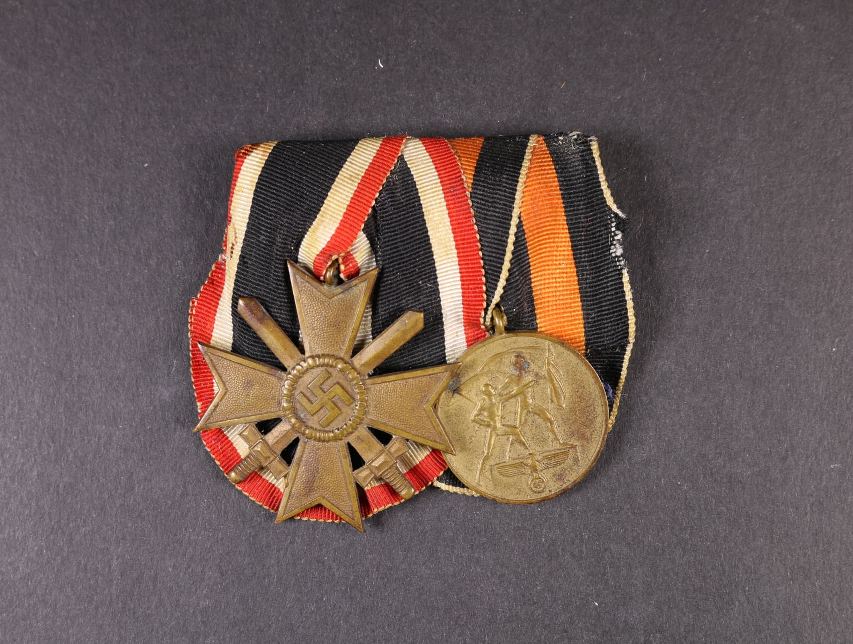 Spojka vyznamenání Válečný záslužný kříž s meči 2. třídy a Pamětní medaile na 1. Oktober 1938