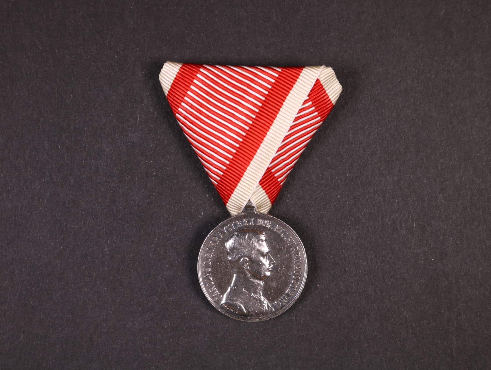 Medaile za statečnost II. třídy, Ag, nová vojenská stuha, vydání 1917 - 1918, na hraně značka A
