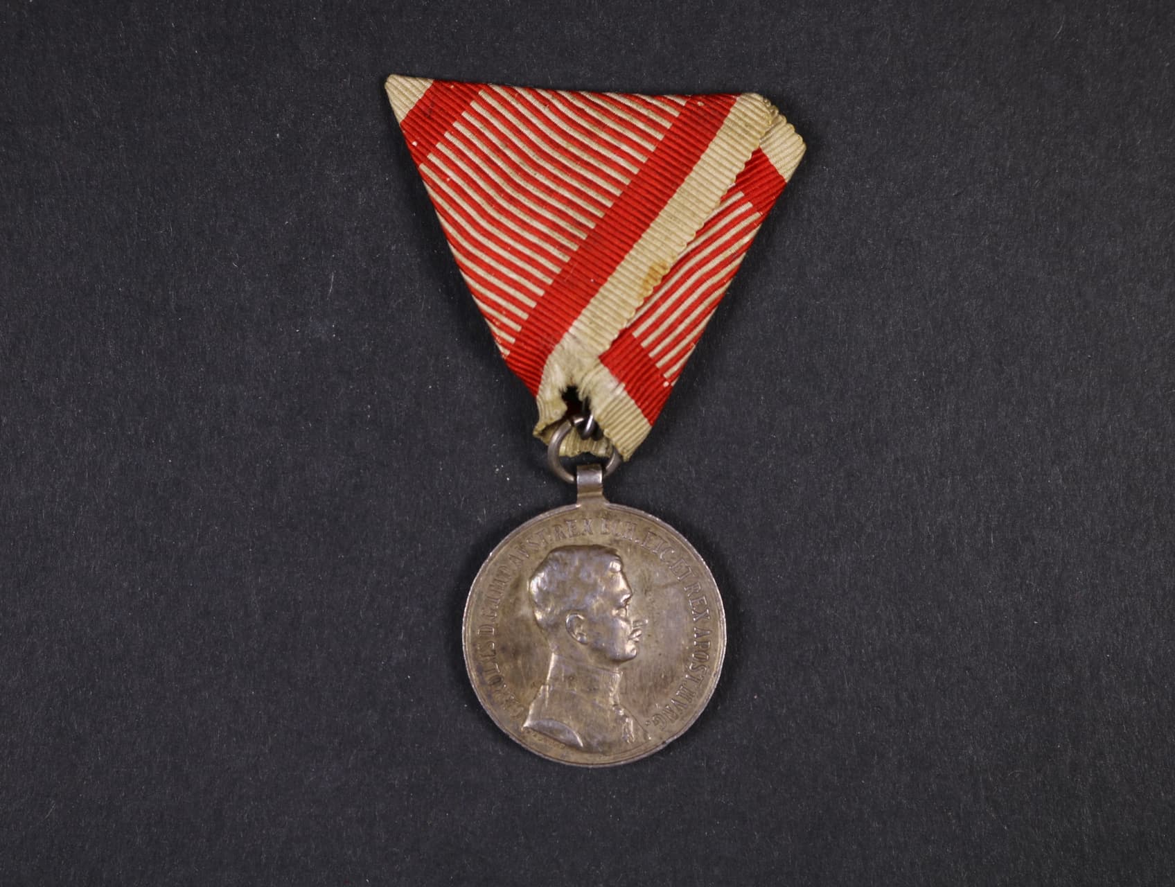 Medaile za statečnost II. třídy, Ag, původní vojenská stuha, vydání 1917 - 1918, na hraně značka A