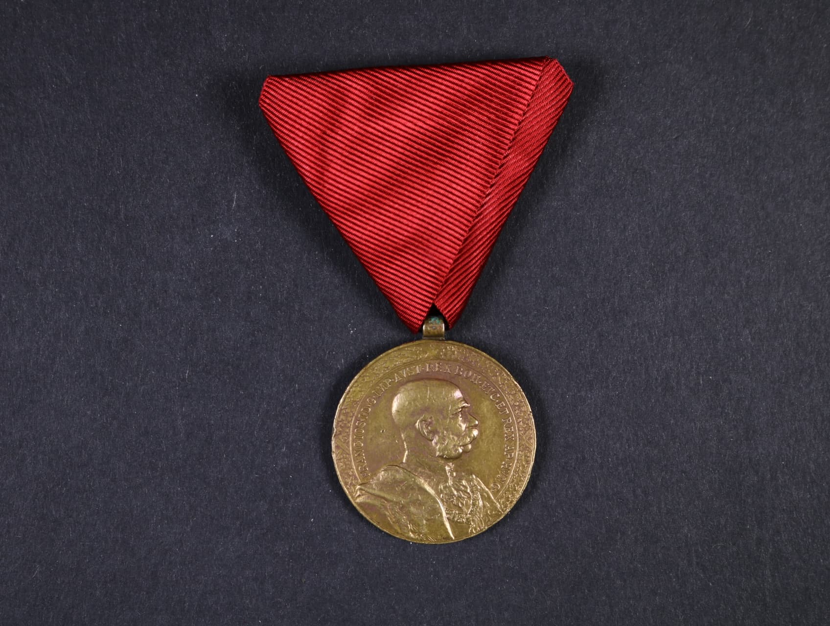 Záslužná medaile Za 40 let věrné služby z r. 1898, na stuze pro civilní osoby, nová stuha