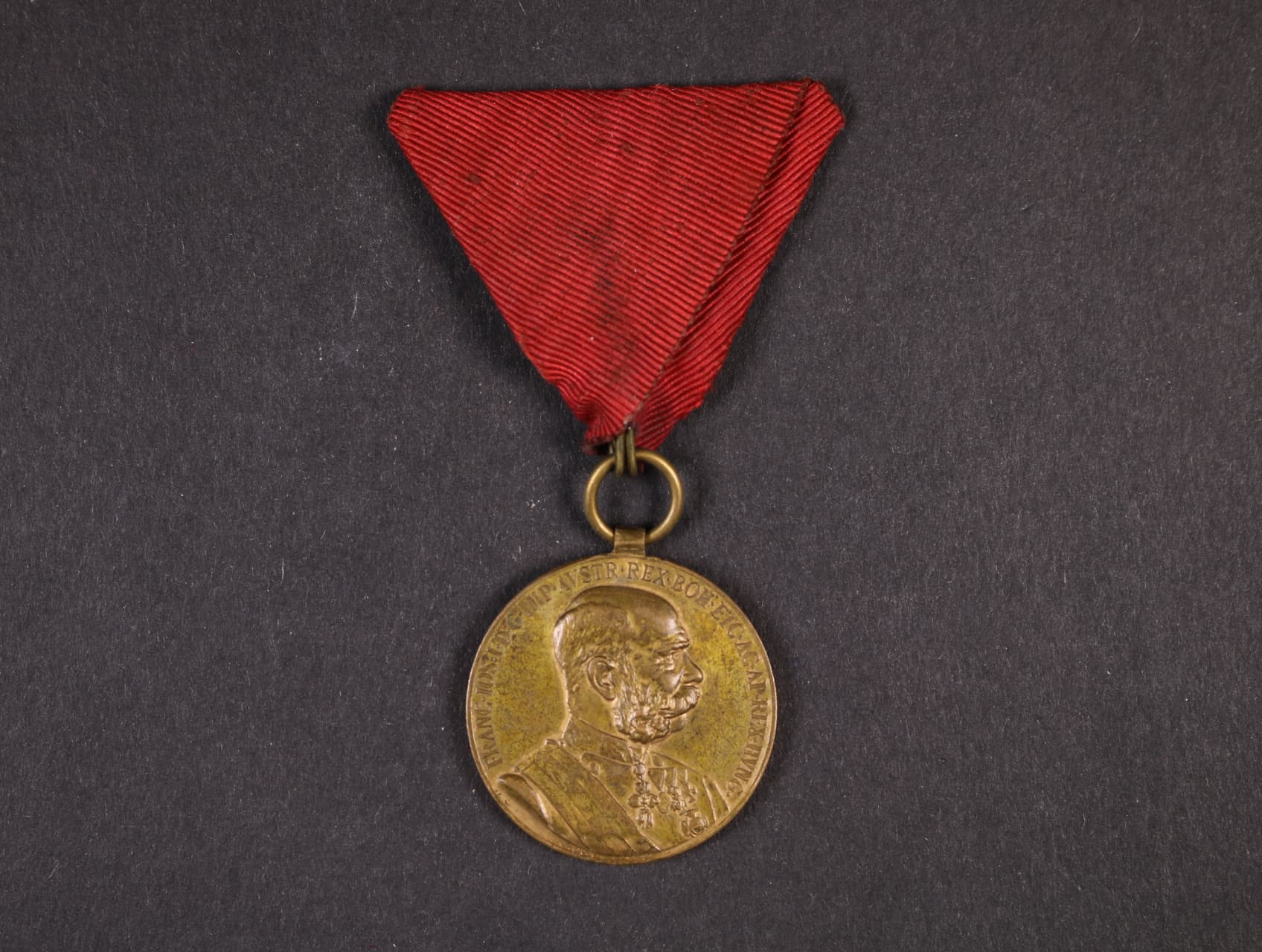 Vojenská jubilejní pam. medaile z r.1898, bronz, původní stuha