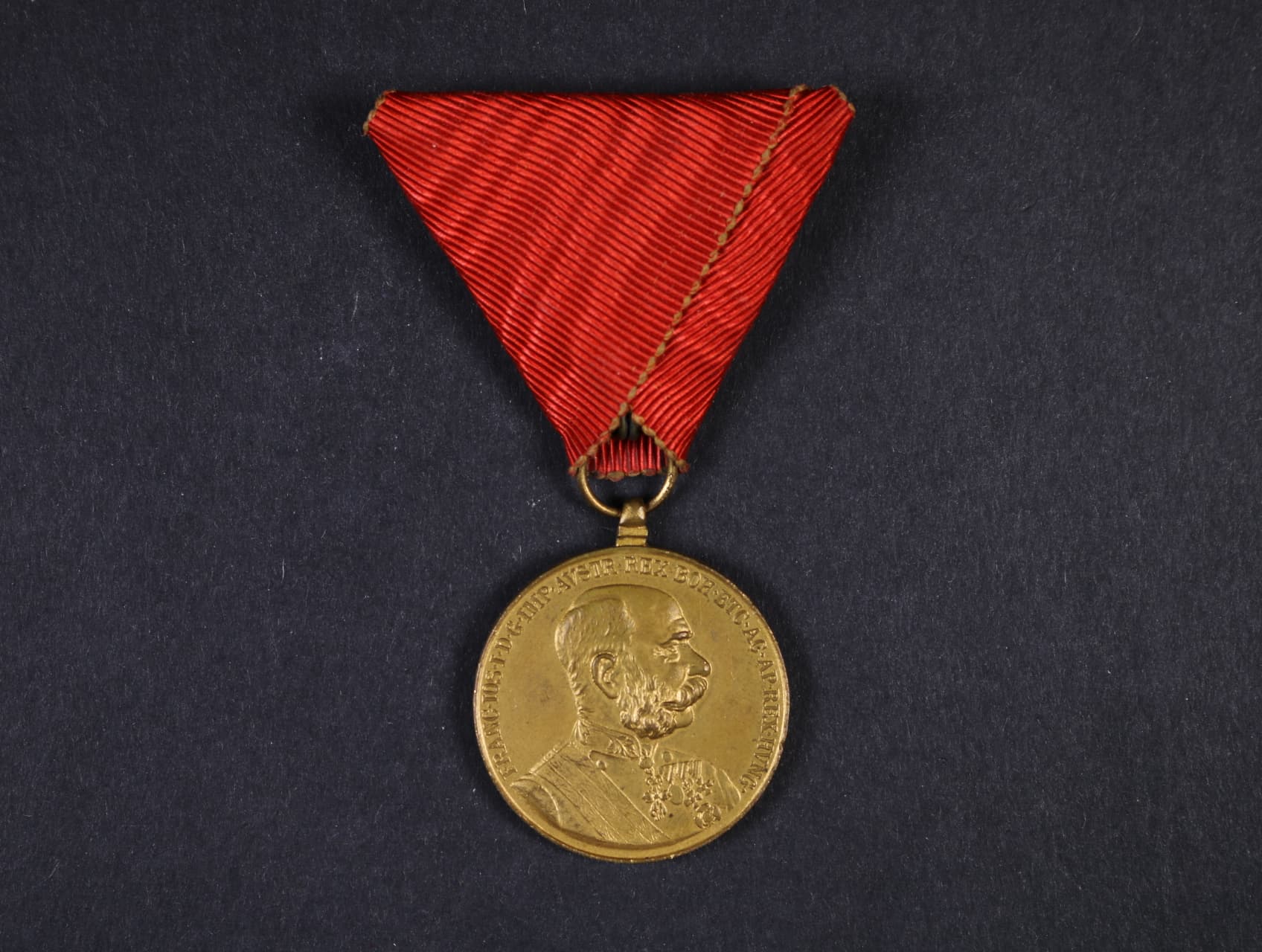 Vojenská jubilejní pam. medaile z r.1898, zlacený bronz, původní stuha
