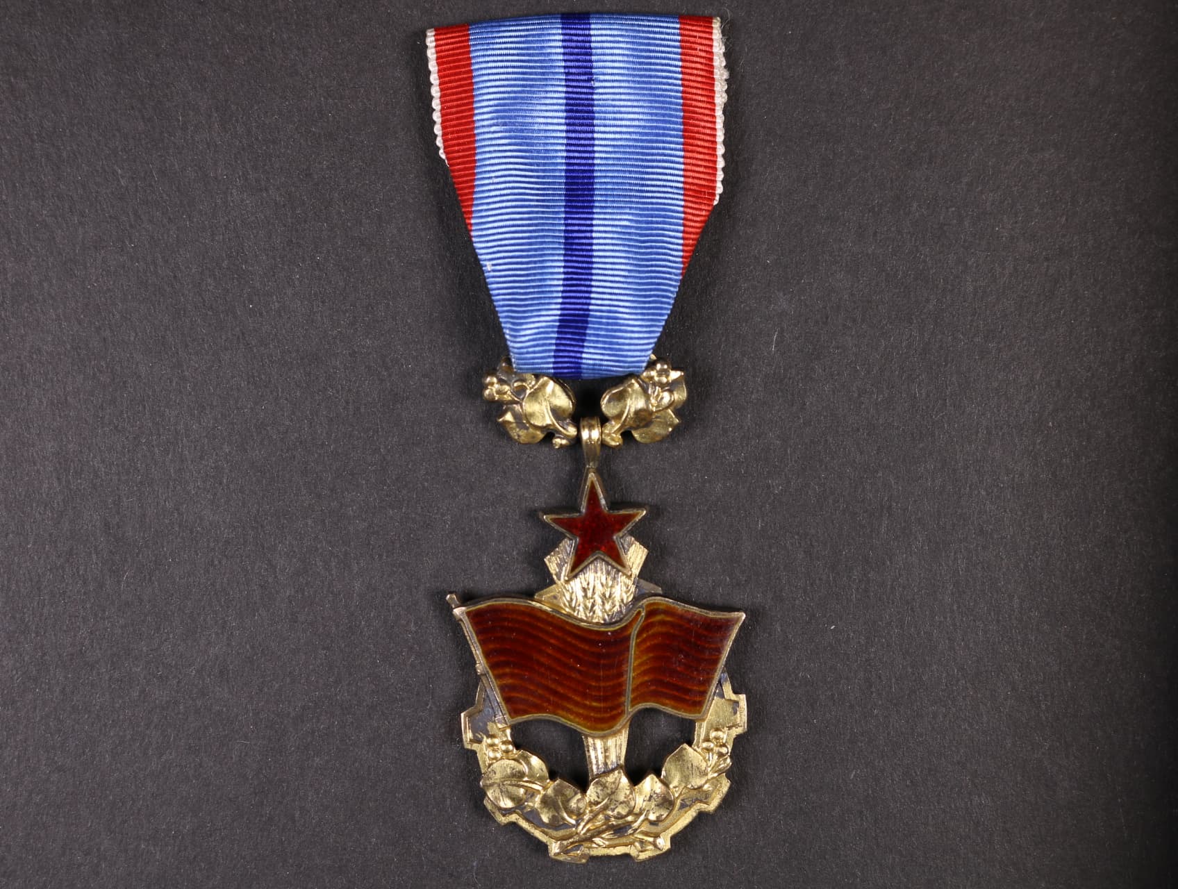 Řád Rudého praporu práce ČSR č.1555, punc Ag 900/1000, značka výrobce Zukov Praha