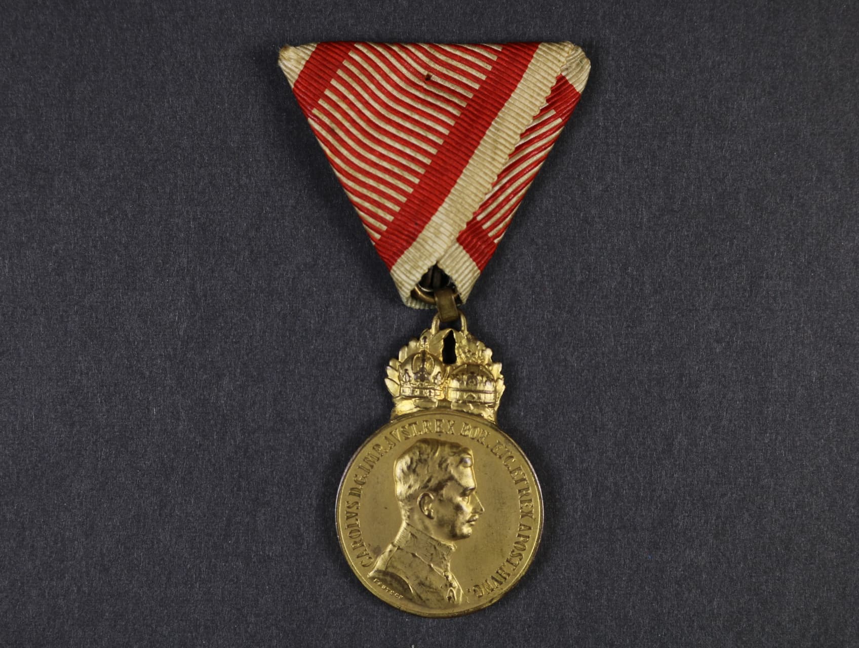 Bronzová vojenská záslužná medaile - SIGNUM LAUDIS Karel I., původní vojenská stuha, na hraně značka BRONZE