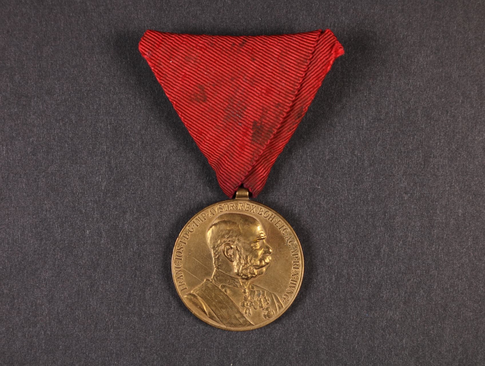 Vojenská jubilejní pam. medaile z r.1898, bronz, původní stuha