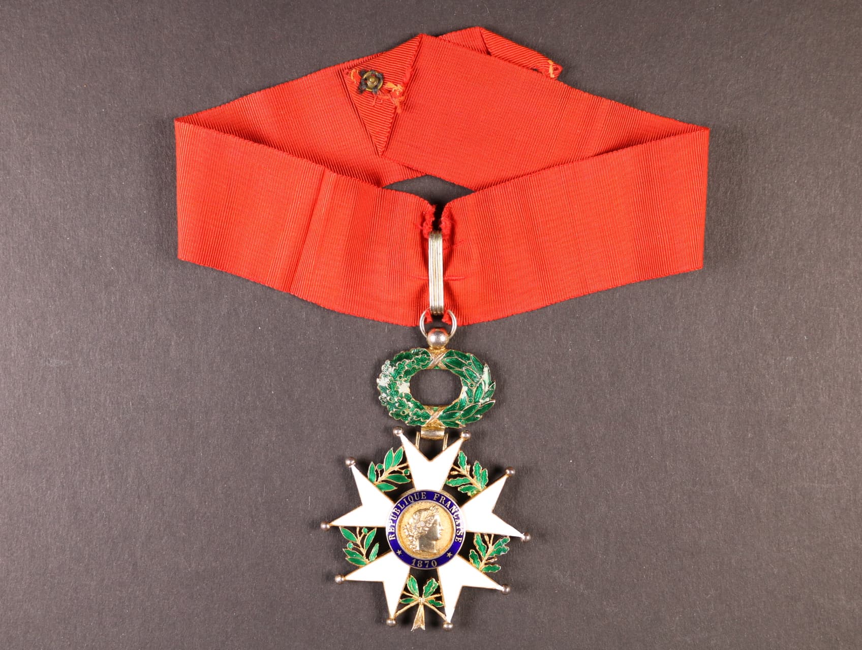 Řád čestné Legie Komandér, 3. republika 1870 - 1951, zlato, stříbro zlacené, puncováno, opravovaný bílý smalt v cípech kříže, původní stuha, dekret na jméno gen. Alois Podhajský