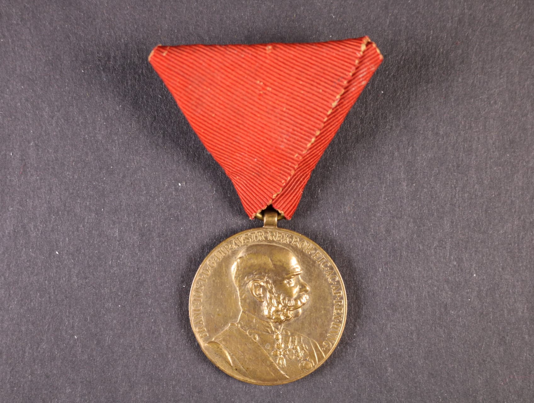 Vojenská jubilejní pam. medaile z r.1898, bronz, původní stuha
