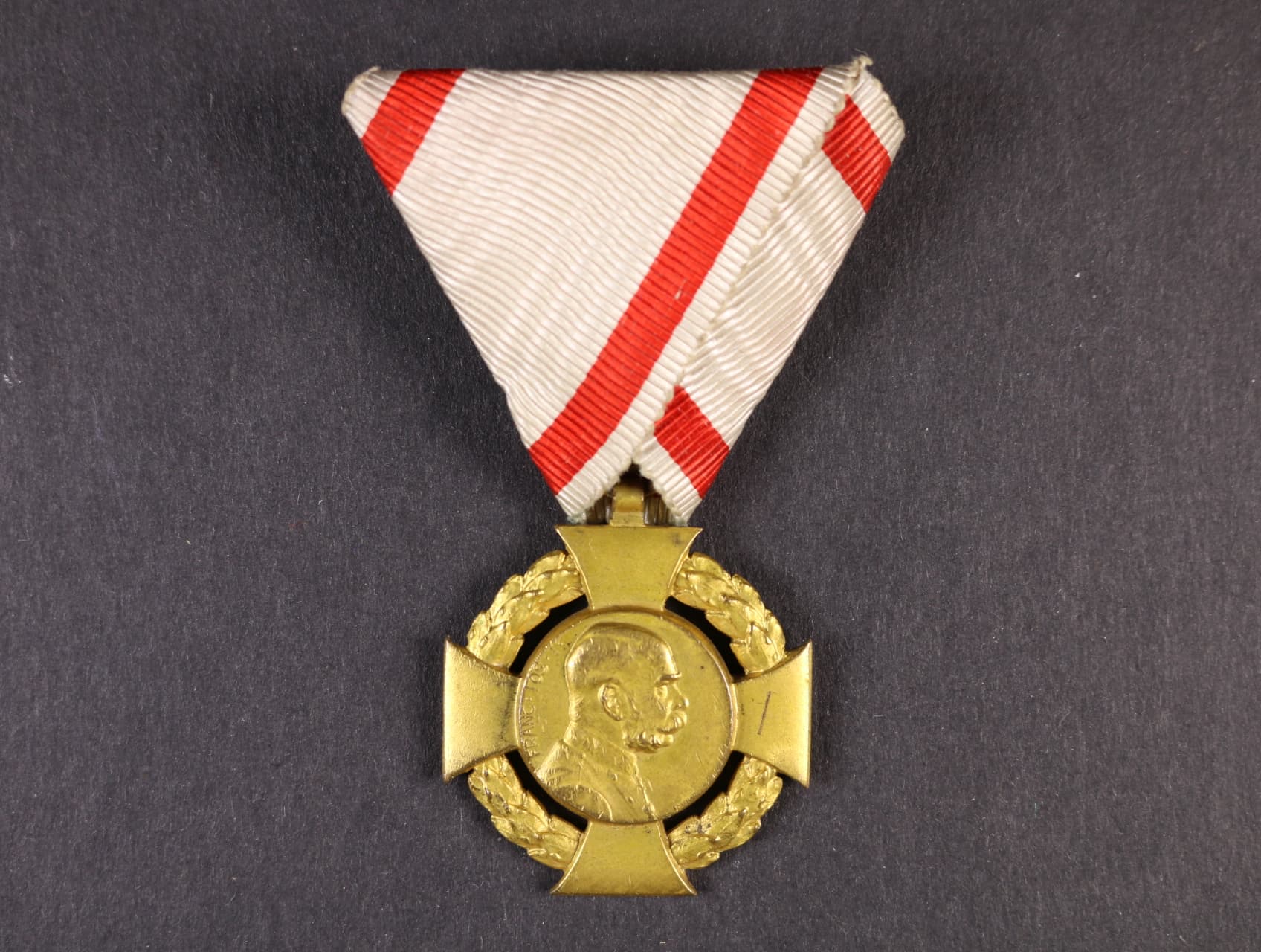 Jubilejní kříž 1908 na původní vojenské stuze
