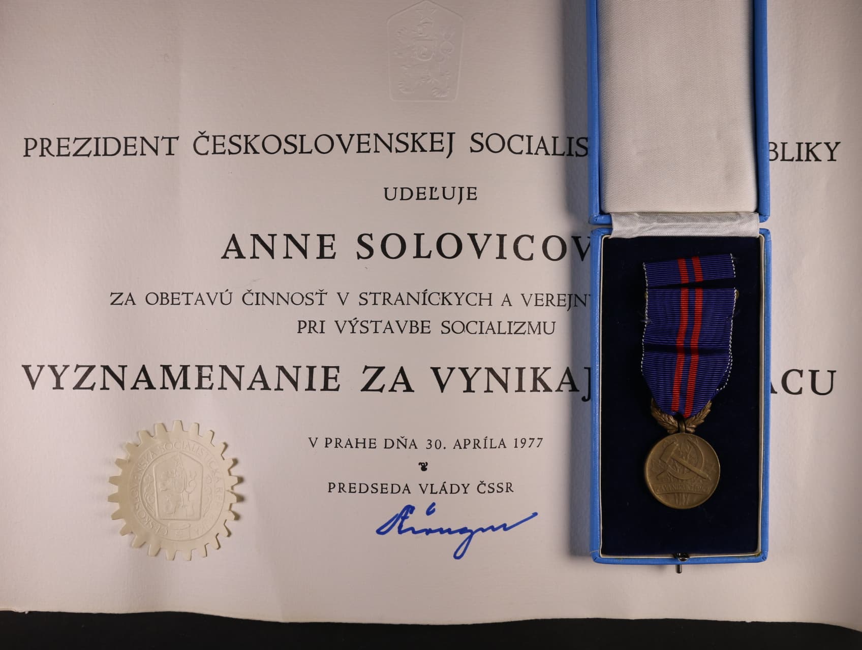 Vyznamenání - Za vynikající práci - II. vydání po r. 1960 ČSSR č. 28542, orig. etue a dekret