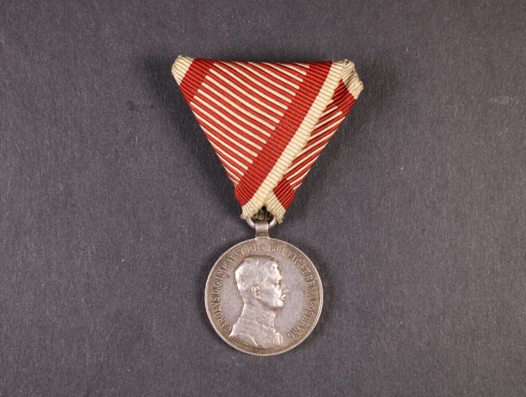 Medaile za statečnost II. třídy, Ag, původní vojenská stuha, vydání 1917 - 1918, na hraně značka A