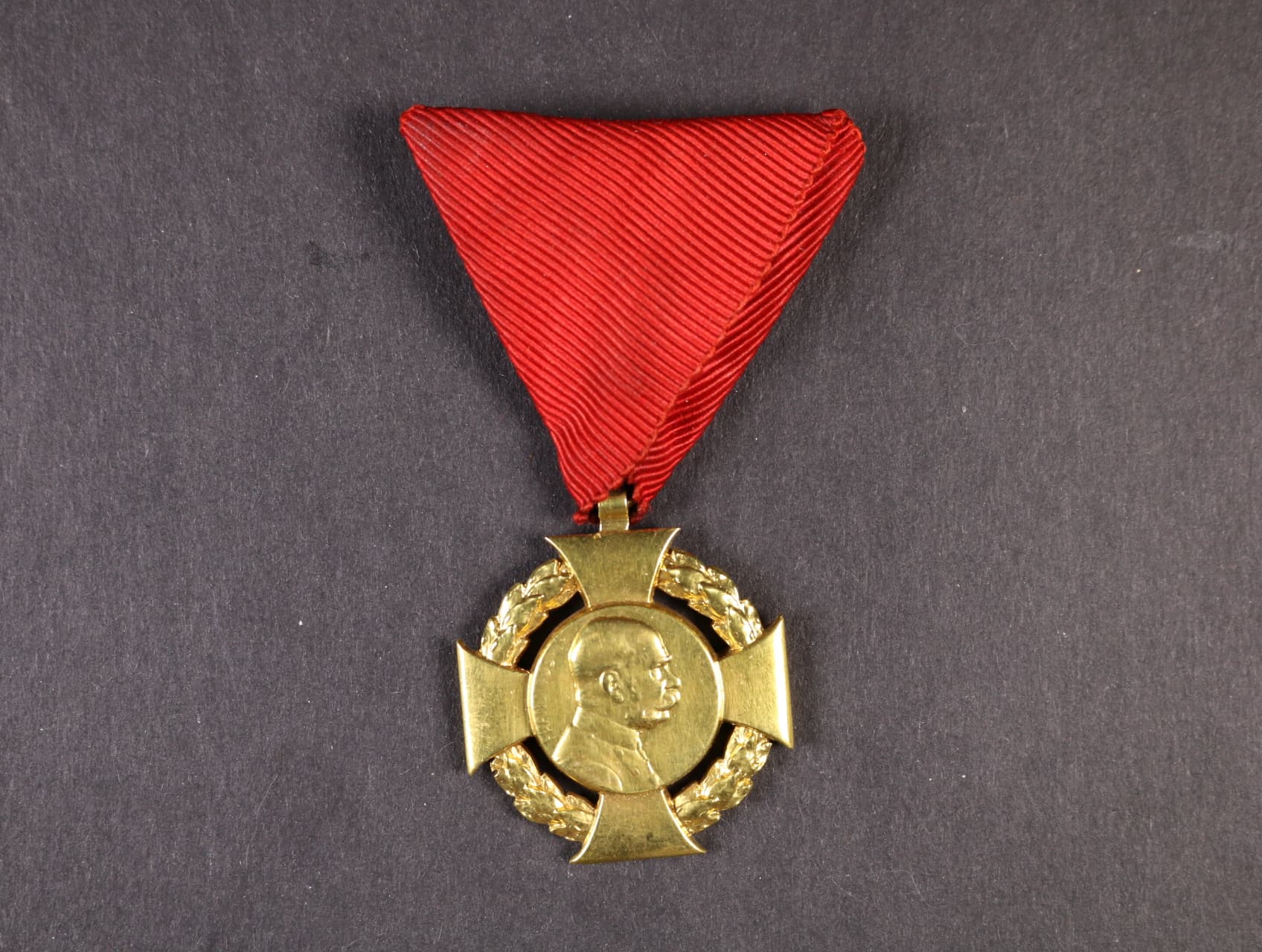 Jubilejní kříž z r. 1908, na původní civilní stuze