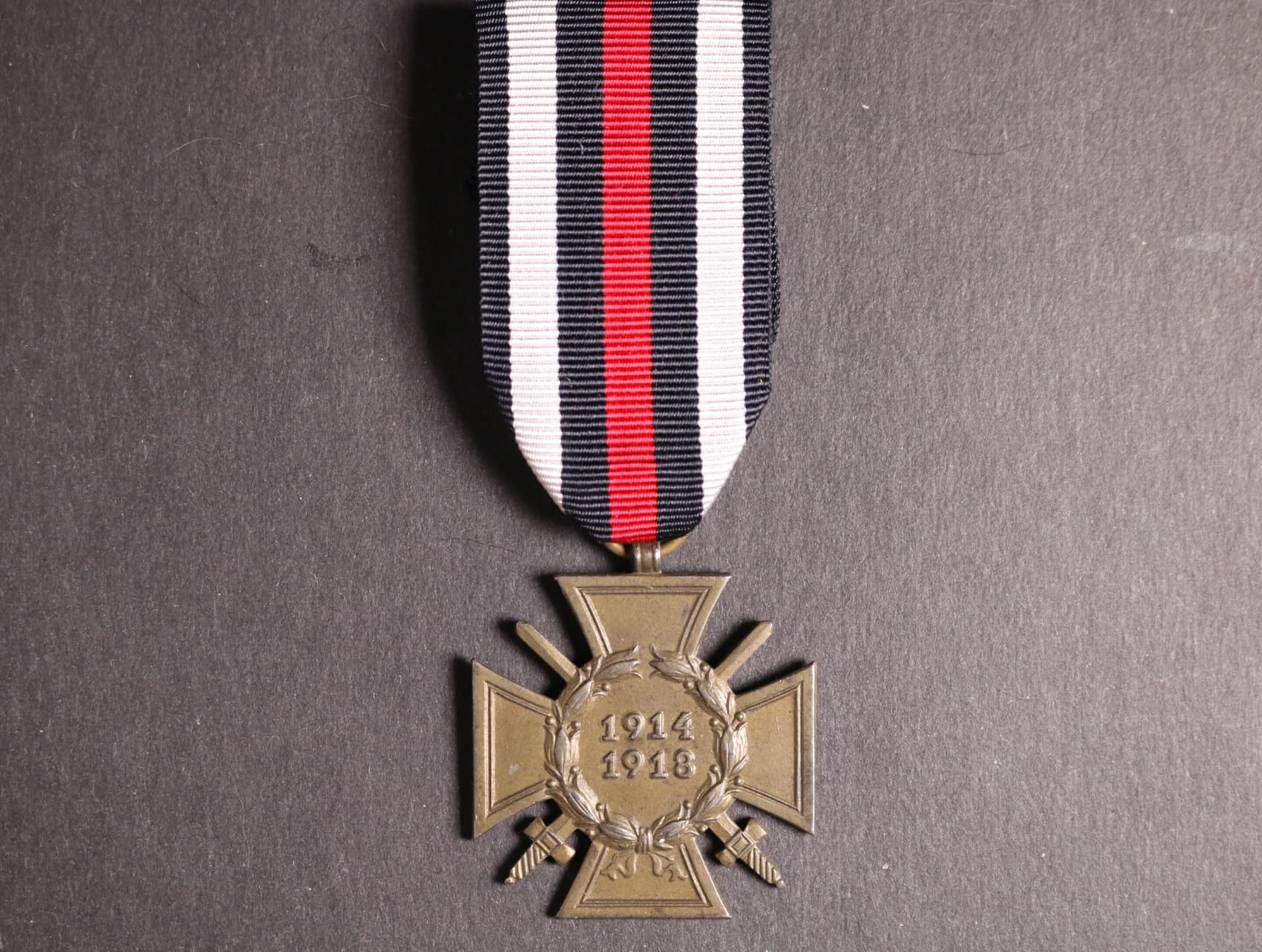 Čestný kříž 1914-1918 pro frontové bojovníky, na reversu značka W. K.