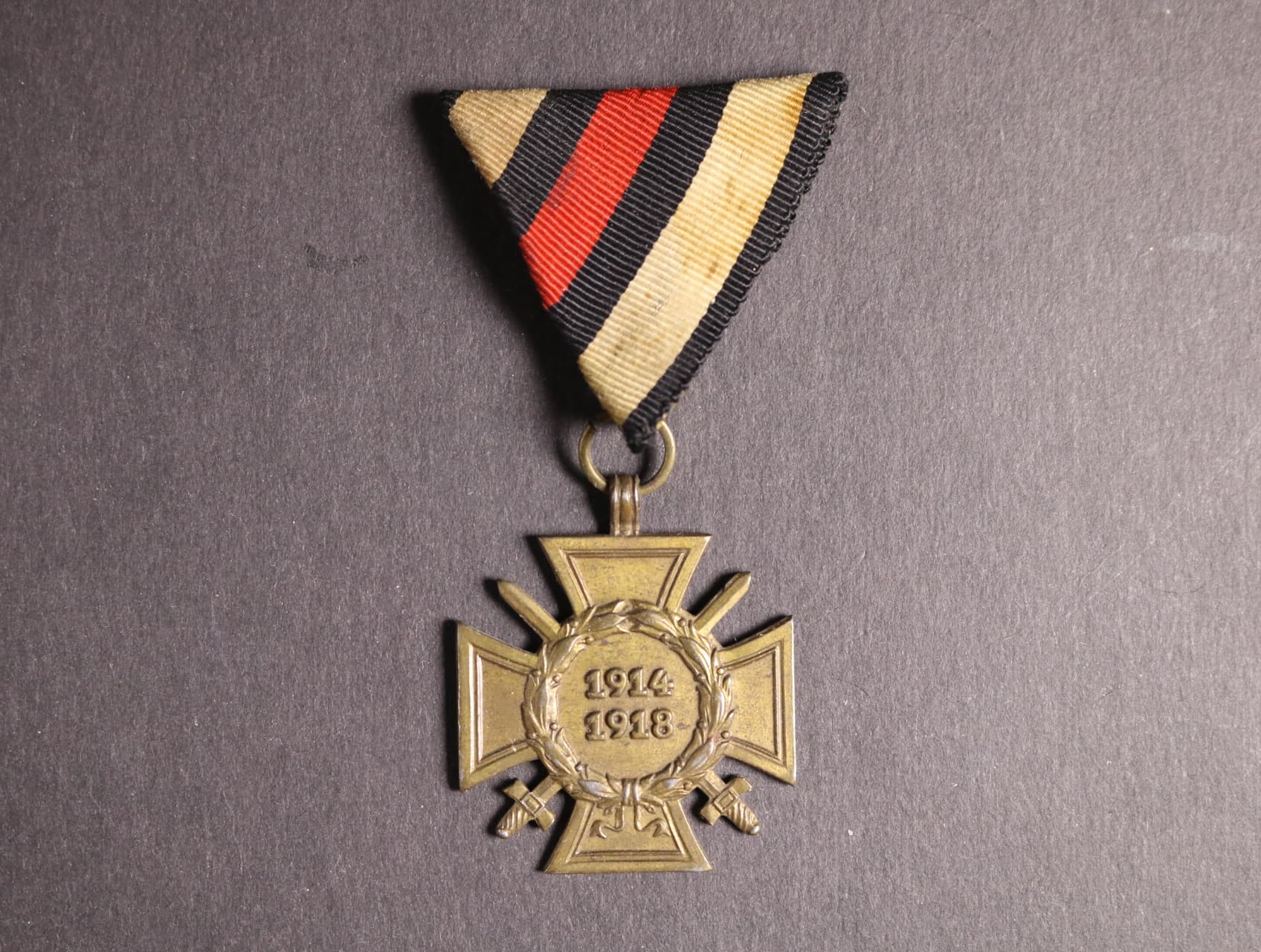 Čestný kříž 1914-1918 pro frontové bojovníky na trojúhelníkové stuze