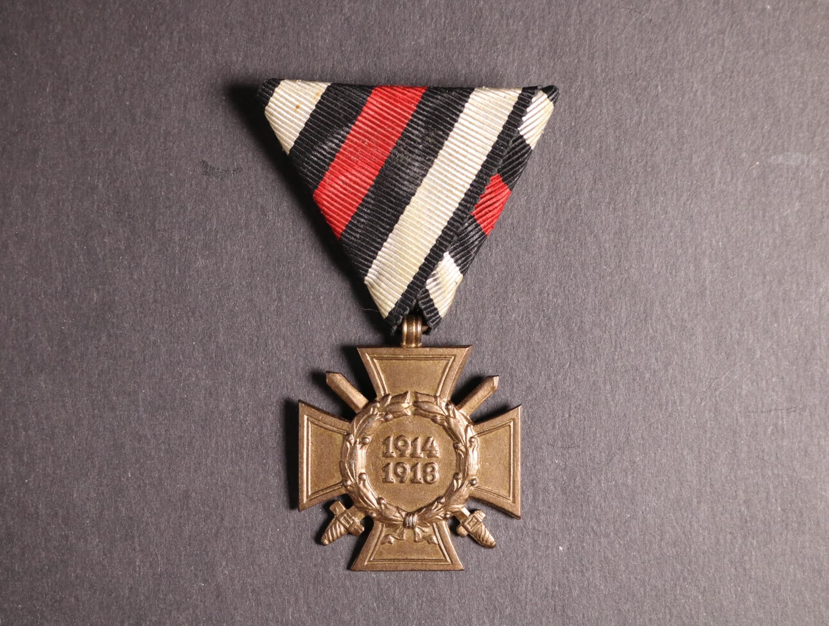 Čestný kříž 1914-1918 pro frontové bojovníky na trojúhelníkové stuze