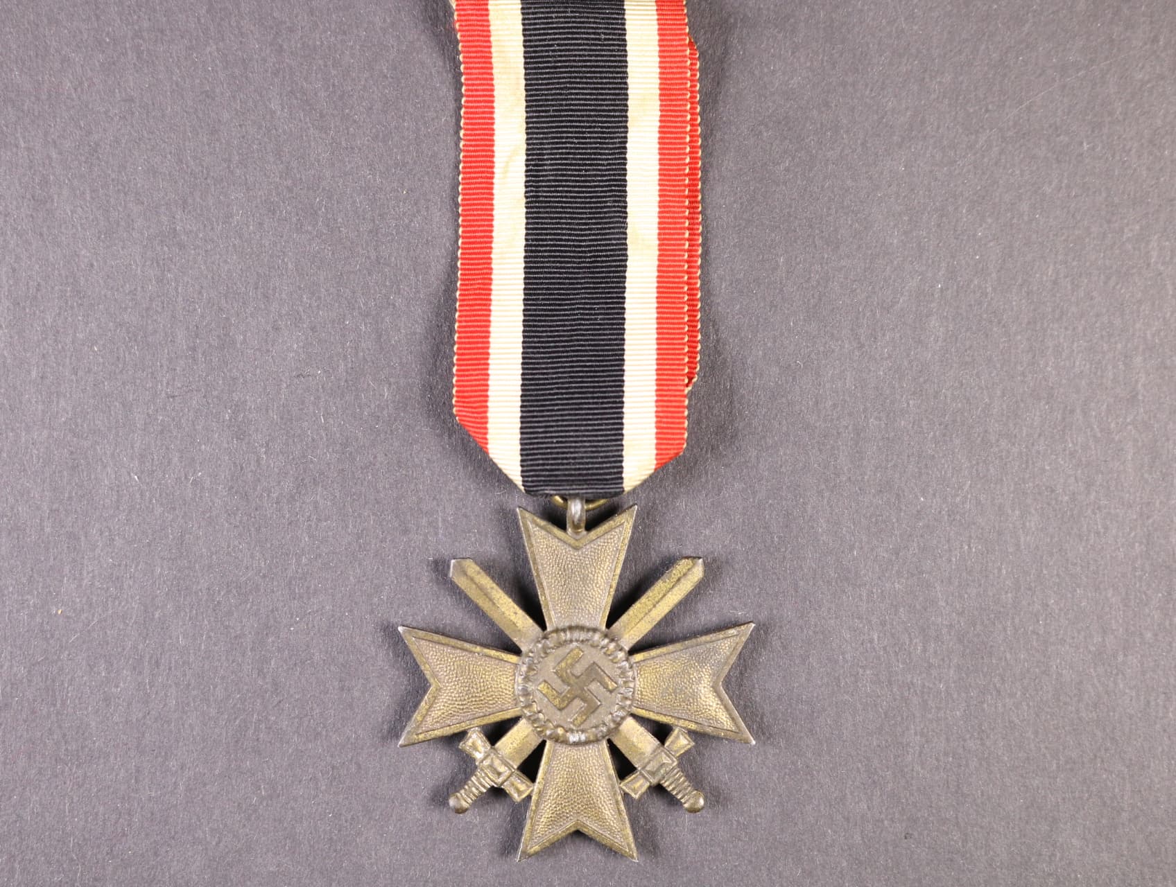 Válečný záslužný kříž s meči 2. třídy, značka výrobce na závěsném kroužku, 100 (Rudolf Wächtler & Lange, Mittwaida im Sachsen)