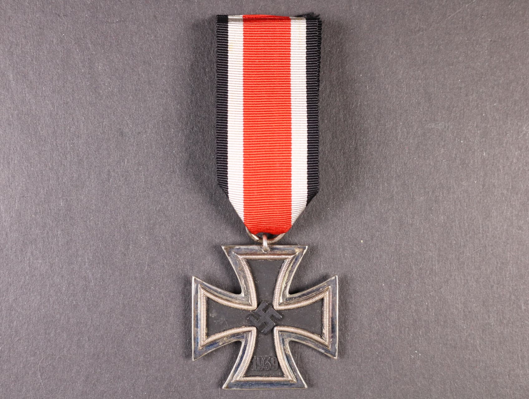 Železný kříž II. stupně 1939, na kroužku značka výrobce, 24, Arbeitsgemeinschaft der Hanauer Plakettenhersteller, Hanau a. M.