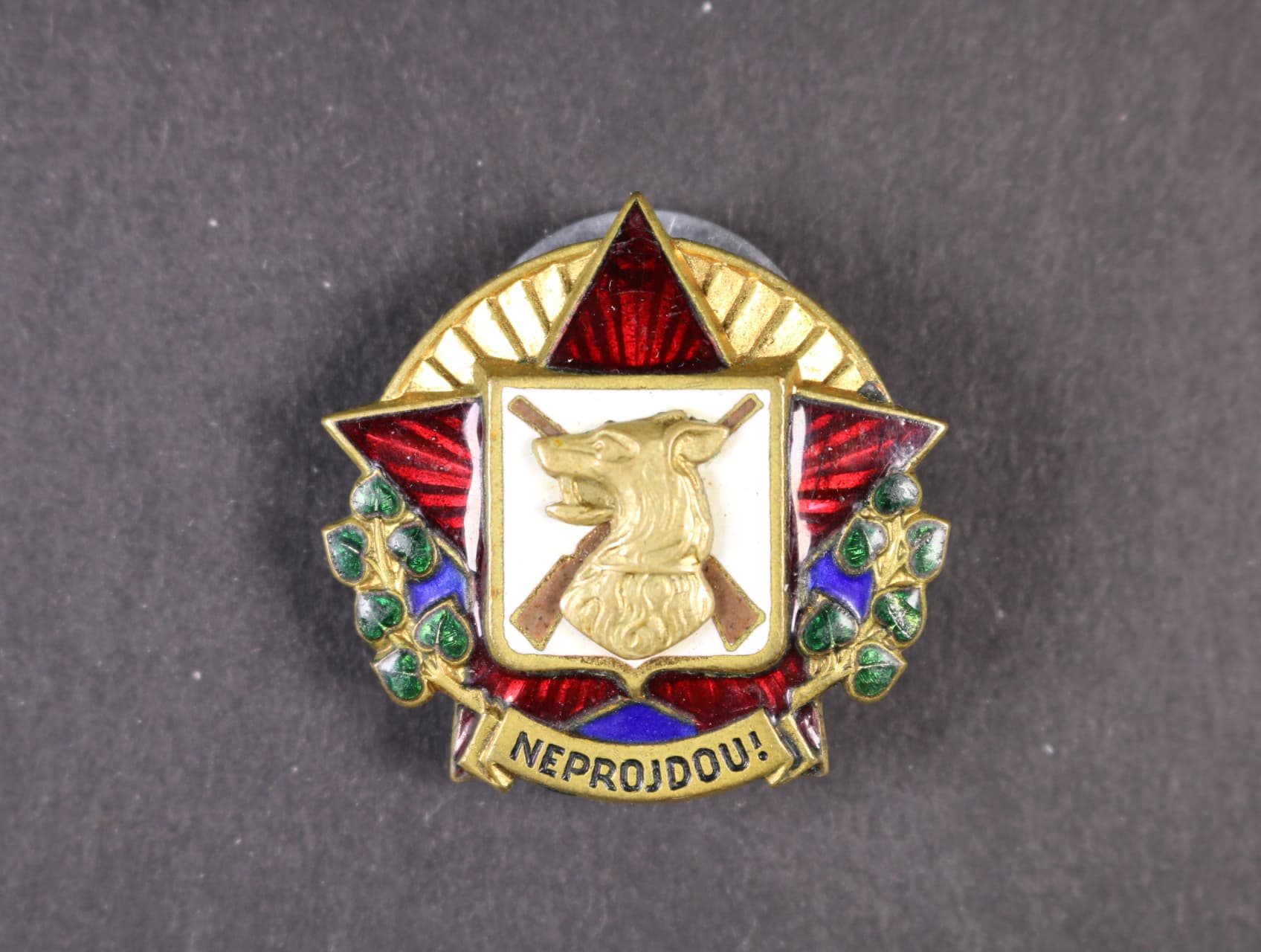 Odznak Neprojdou, beztřídní, starší provedení, těžší kov