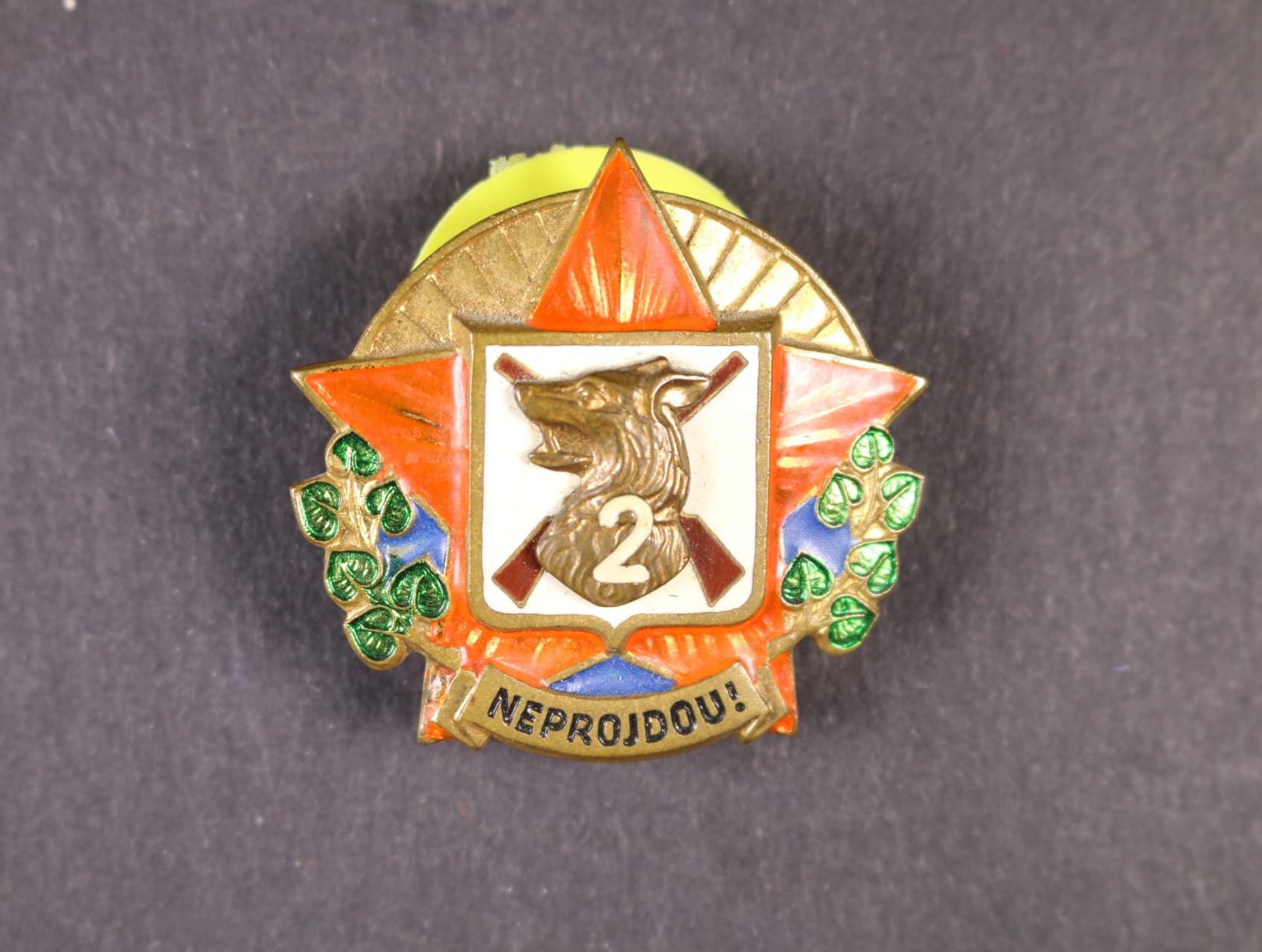 Odznak Neprojdou, 2. tř., starší provedení, těžší kov, oranžový smalt, značka výrobce Zukov