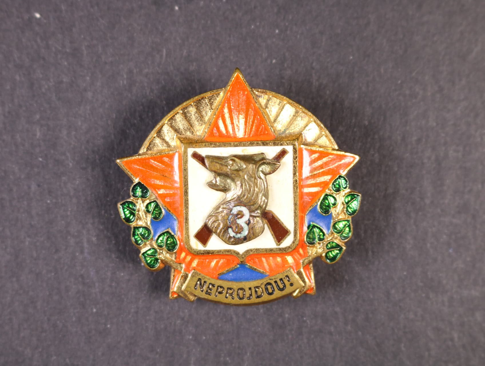 Odznak Neprojdou, 3. tř., starší provedení, těžší kov, oranžový smalt, značka výrobce Zukov
