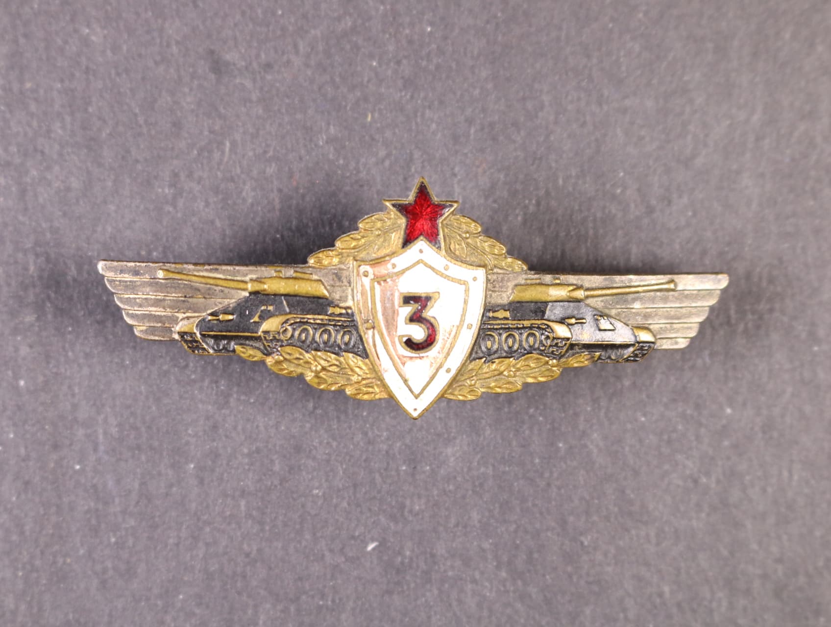 Odznak třídního specialisty tankového vojska 3.třídy,1956-1968, č.3711, poškozený smalt