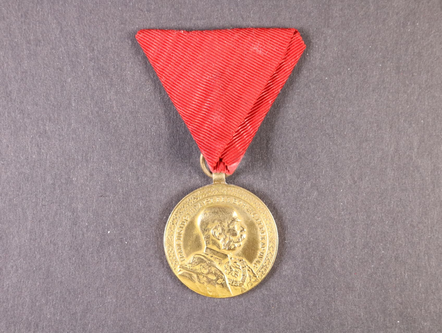 Záslužná medaile Za 40 let věrné služby z r. 1898, na stuze pro civilní osoby, zlacený bronz