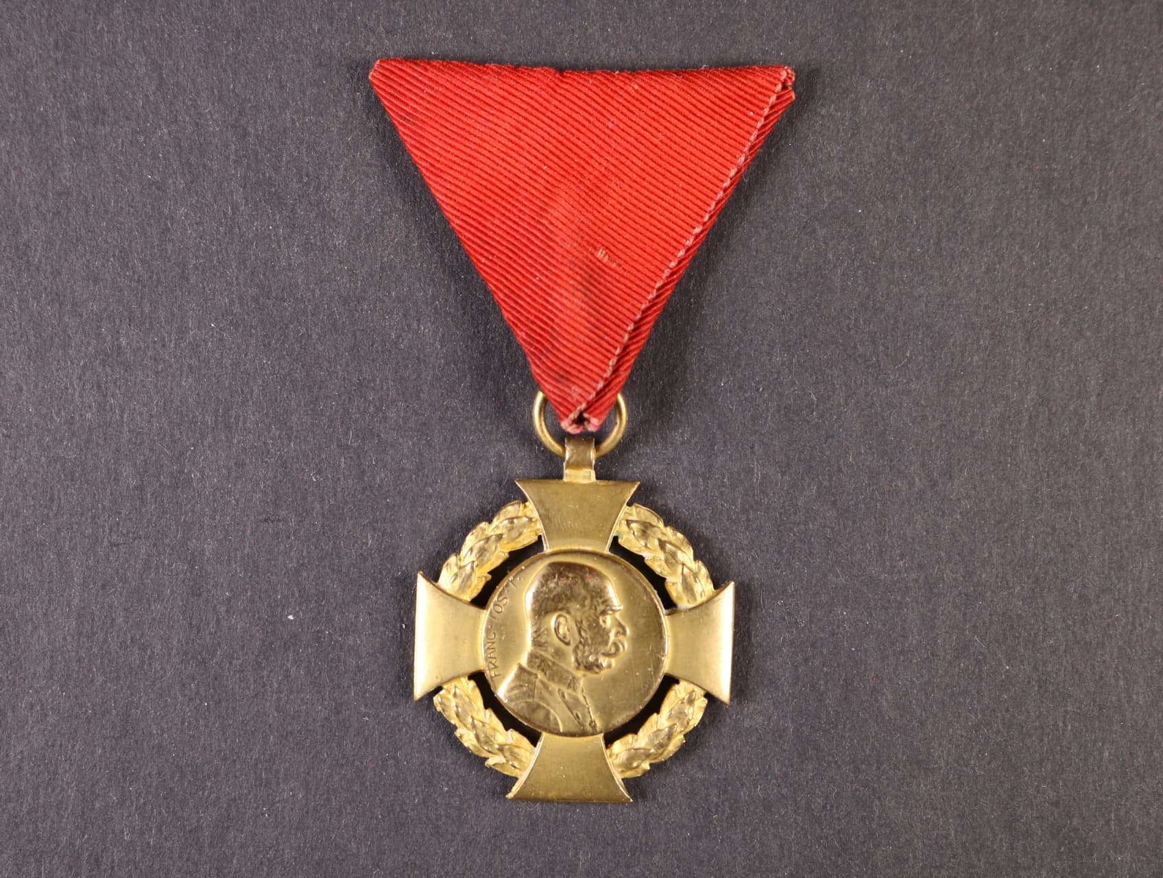 Jubilejní kříž z r. 1908, na původní civilní stuze
