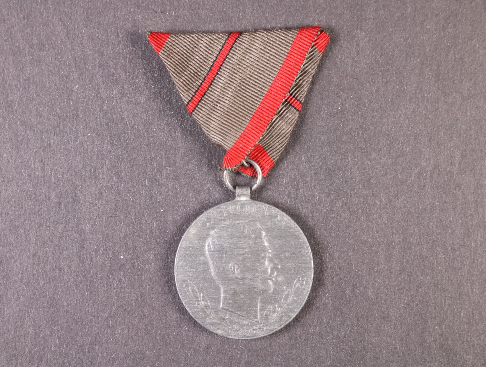 Medaile Za zranění z r. 1917 na stuze za jedno zranění, na hraně značka W&A