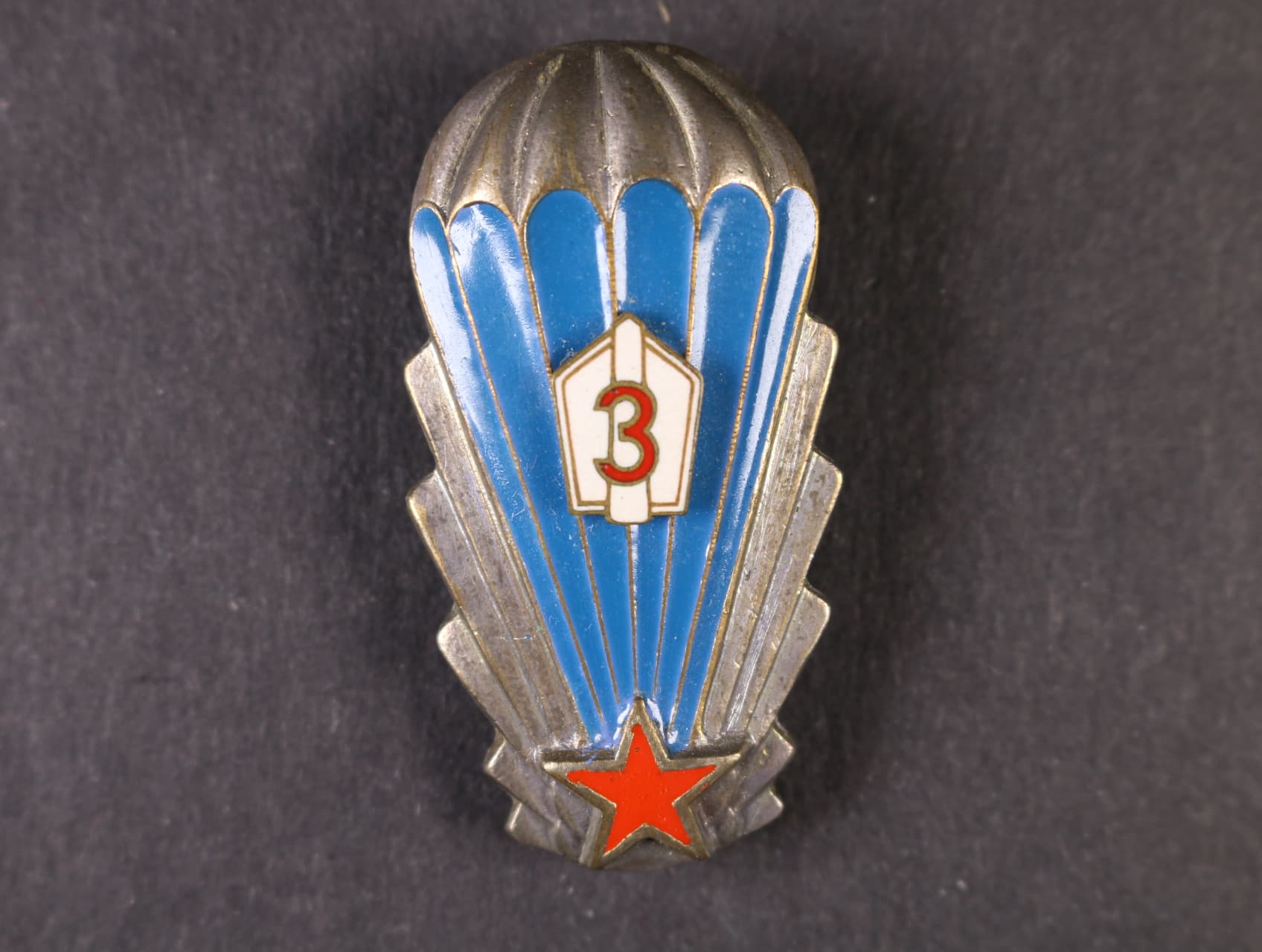 Odznak výsadkového vojska 3. třídy z obdobi 1965-1992, č.28115, druhý typ