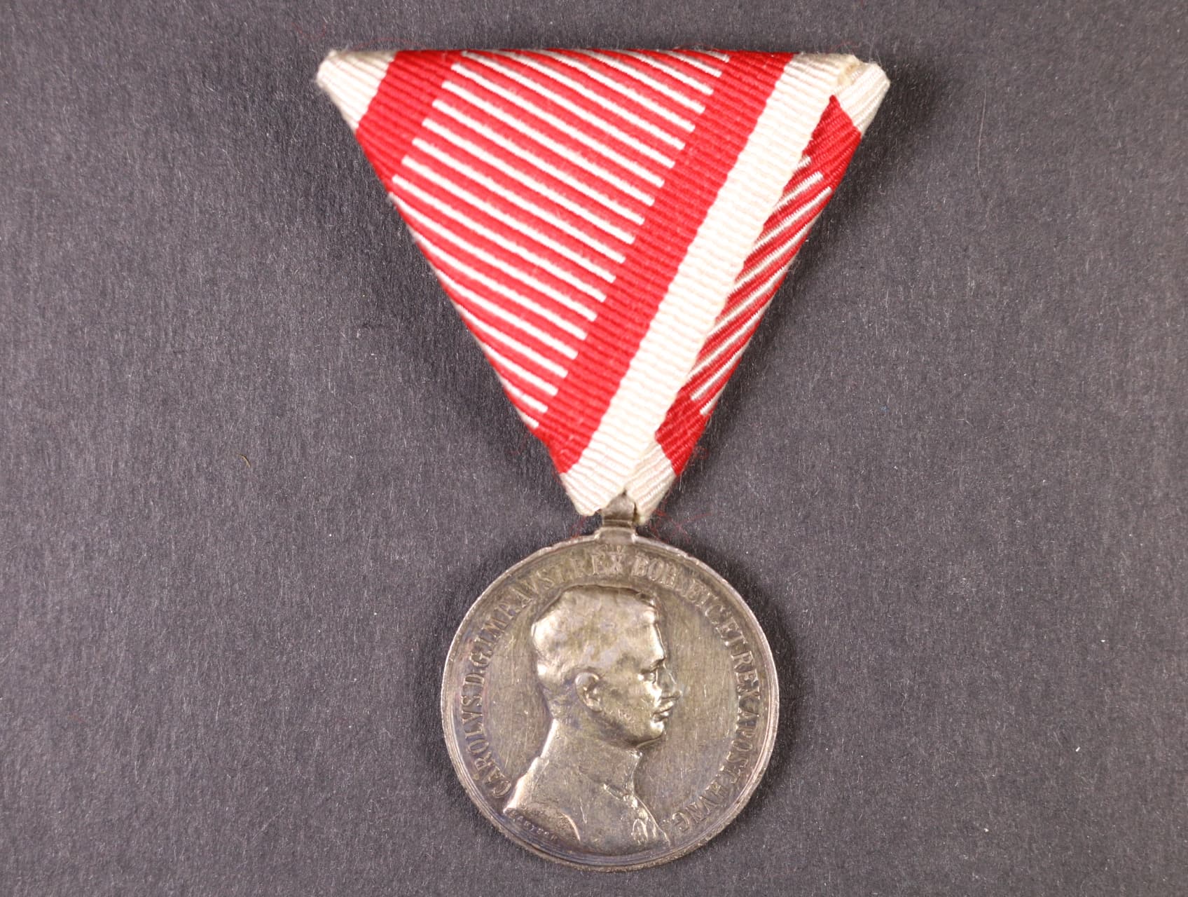 Medaile za statečnost II. třídy, Ag, nová vojenská stuha, vydání 1917 - 1918, na hraně značka A