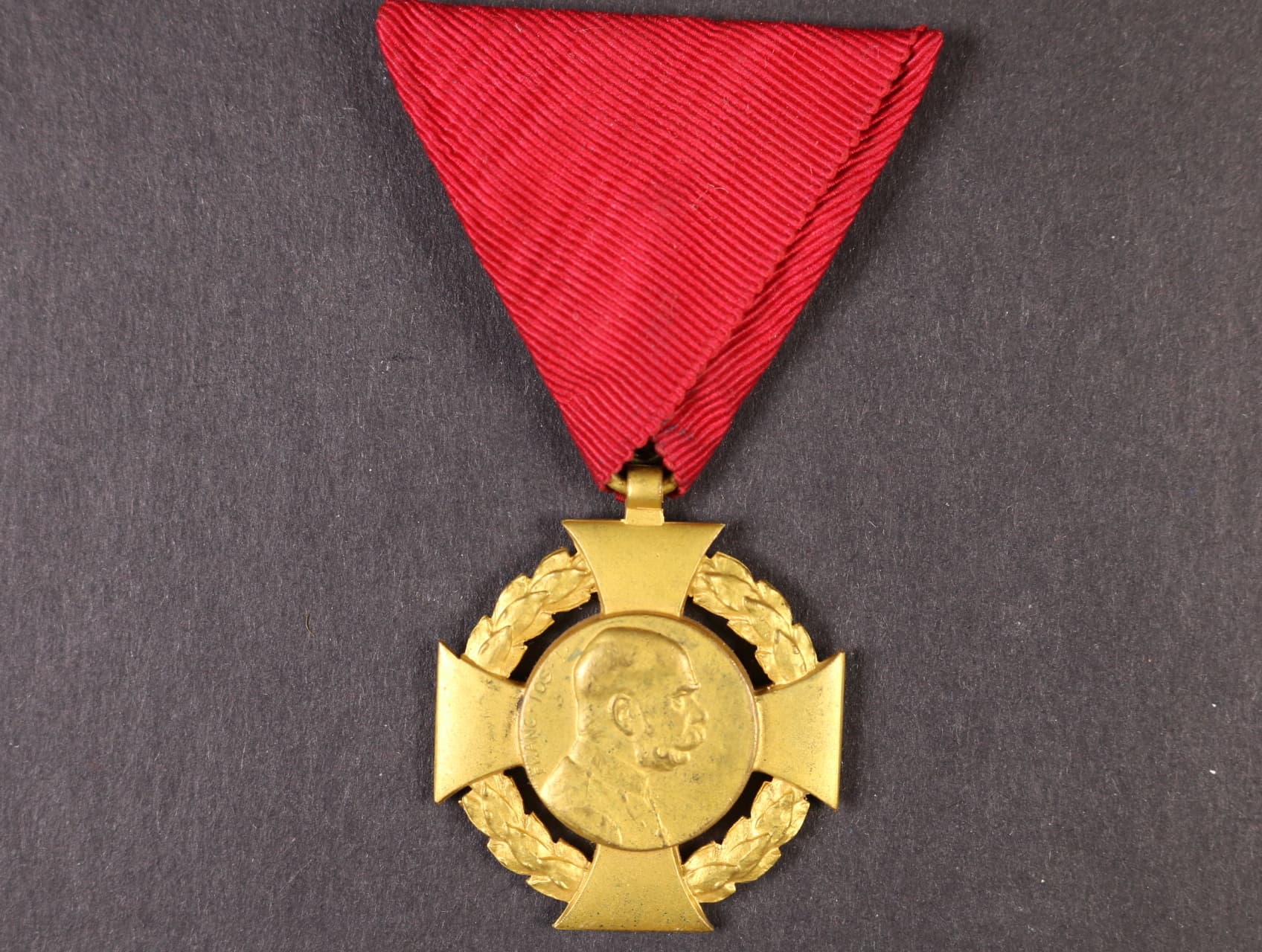 Jubilejní kříž z r. 1908, na původní civilní stuze