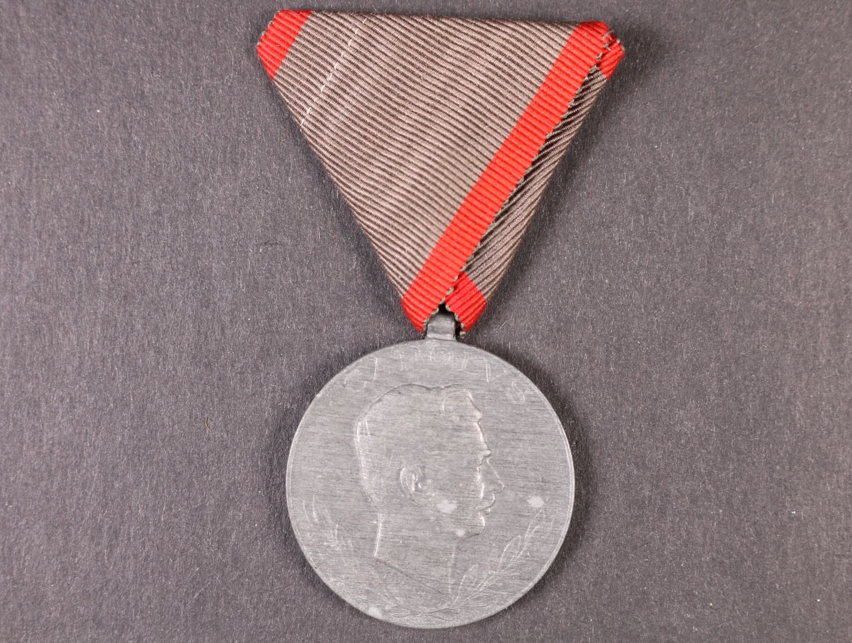 Medaile Za zranění z r. 1917 na stuze pro trvalou invaliditu, na hraně značka W&A a 1918