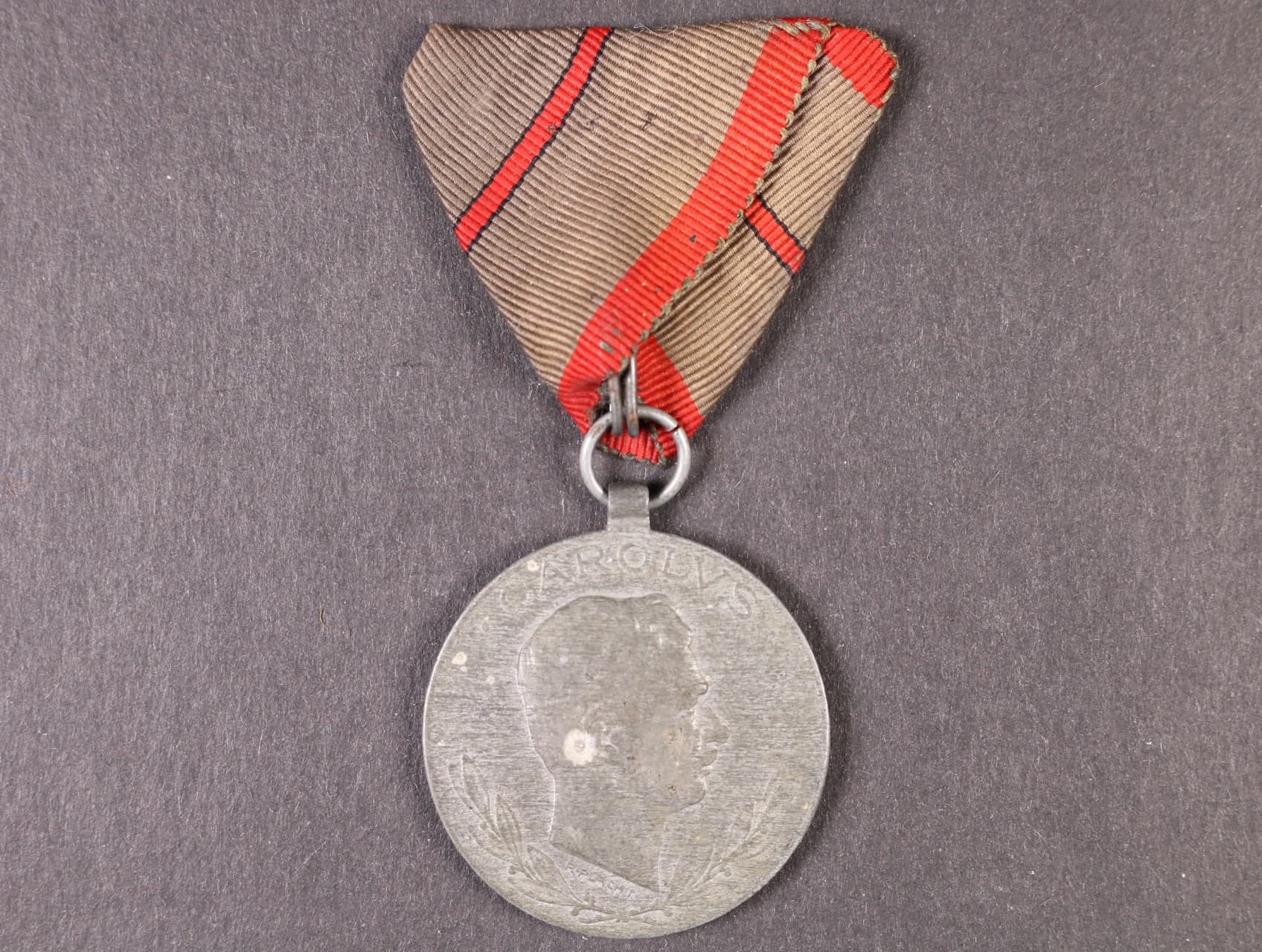 Medaile Za zranění z r. 1917 na stuze za jedno zranění, na hraně značka CW 18