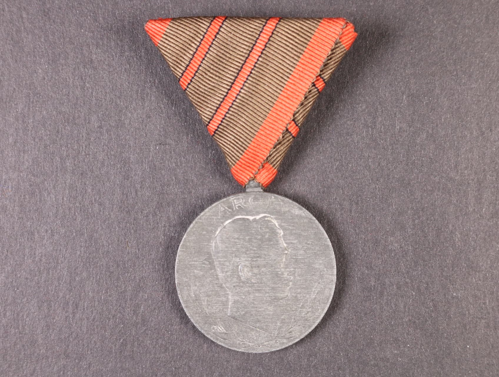Medaile Za zranění z r. 1917 na stuze za dvě zranění, na hraně značka W&A a 1918