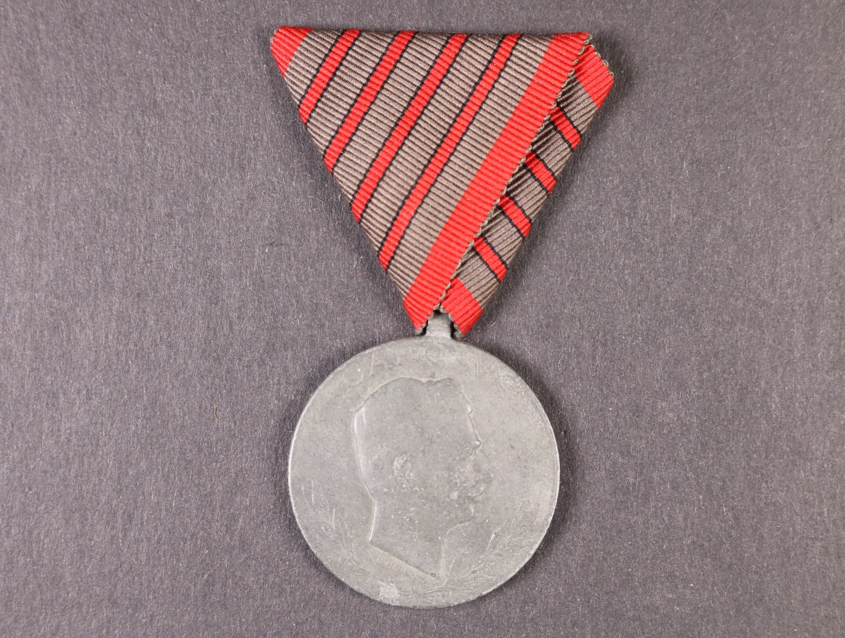 Medaile Za zranění z r. 1917 na stuze za čtyři zranění, na hraně značka W&A