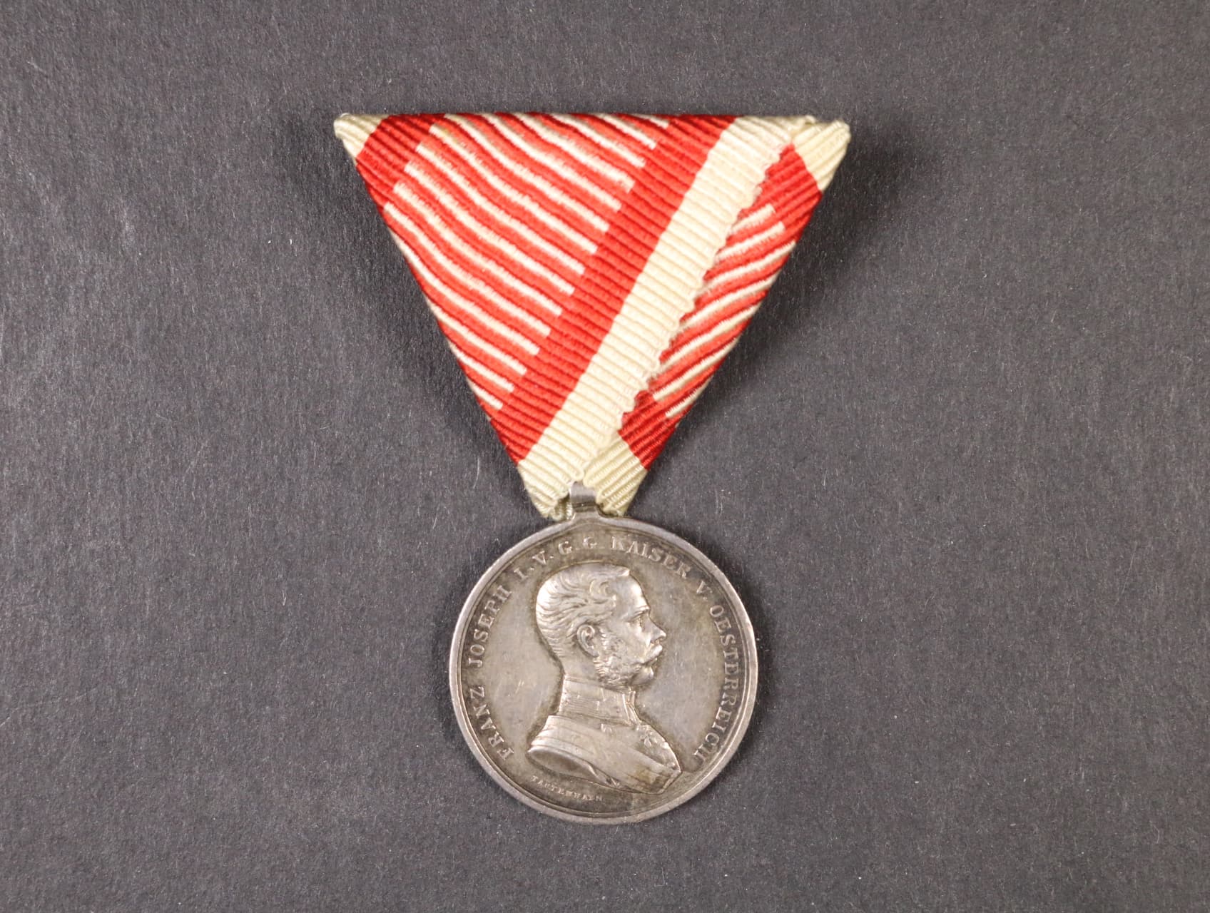 Medaile za statečnost II. třídy, Ag, původní vojenská stuha, vydání 1914 - 1917 na hraně značka A