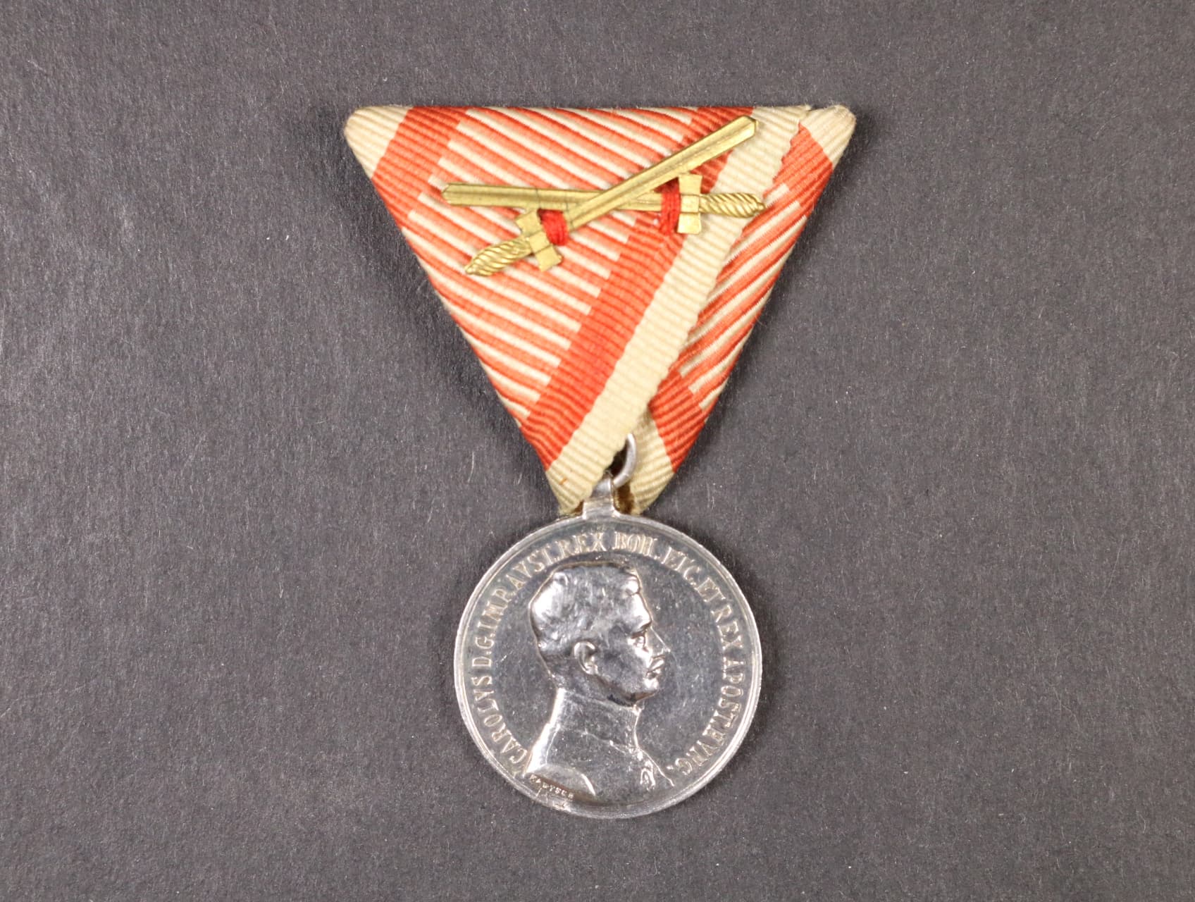 Medaile za statečnost II. třídy, Ag, původní vojenská stuha s meči, vydání 1917 - 1918, na hraně značka A