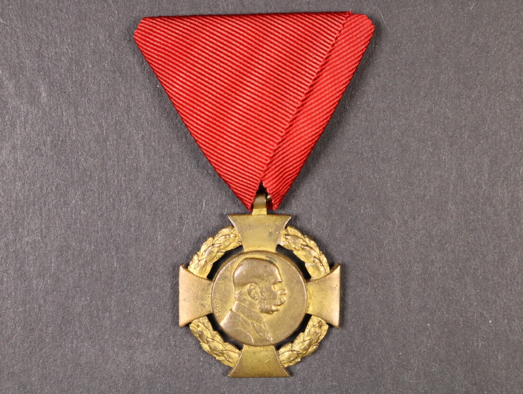 Jubilejní kříž z r. 1908, na civilní stuze